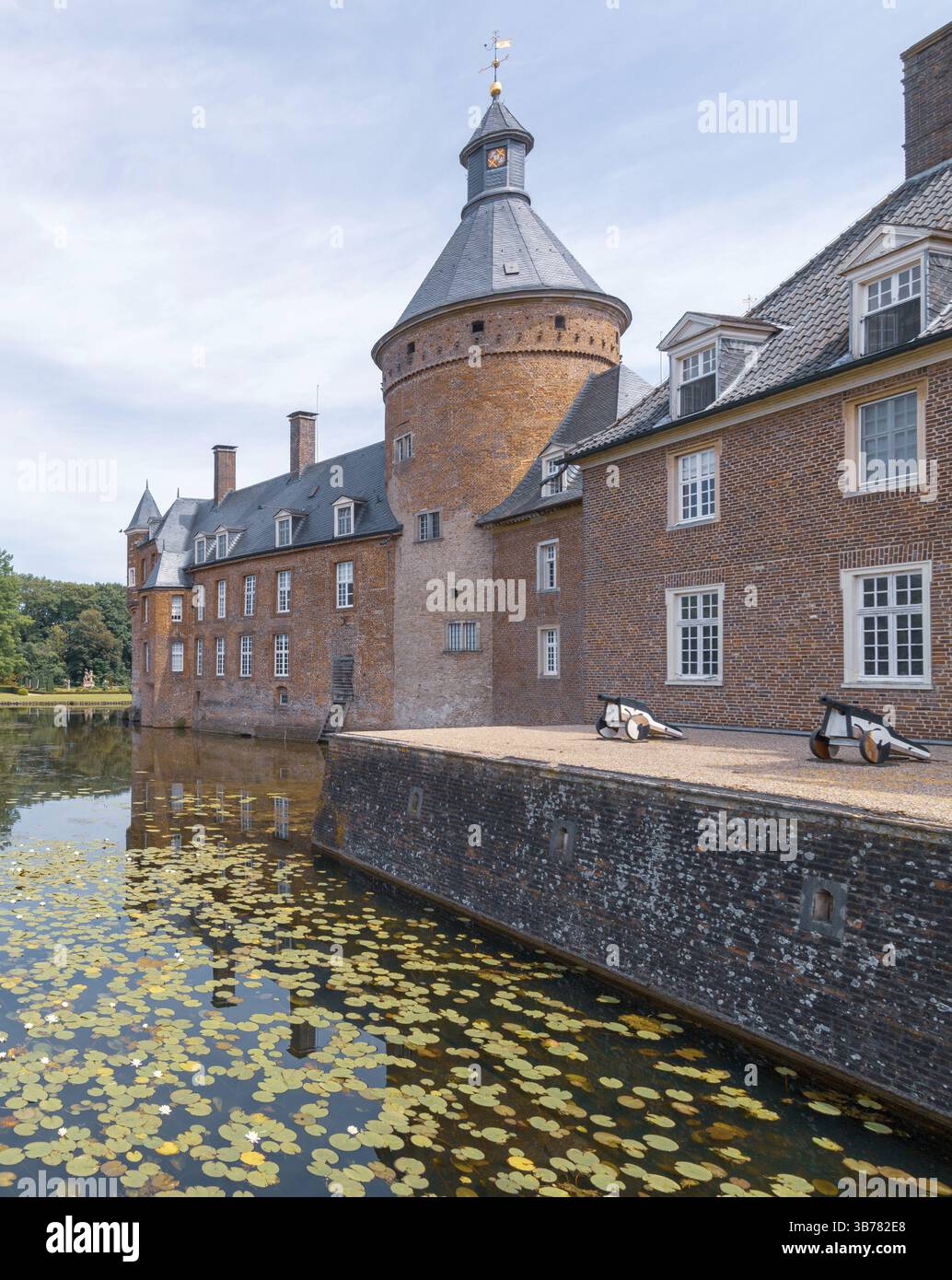 Il castello di Anholt vicino a Isselburg è uno dei più grandi castelli di fossato della regione di Muensterland e si trova al confine con il basso Reno Foto Stock