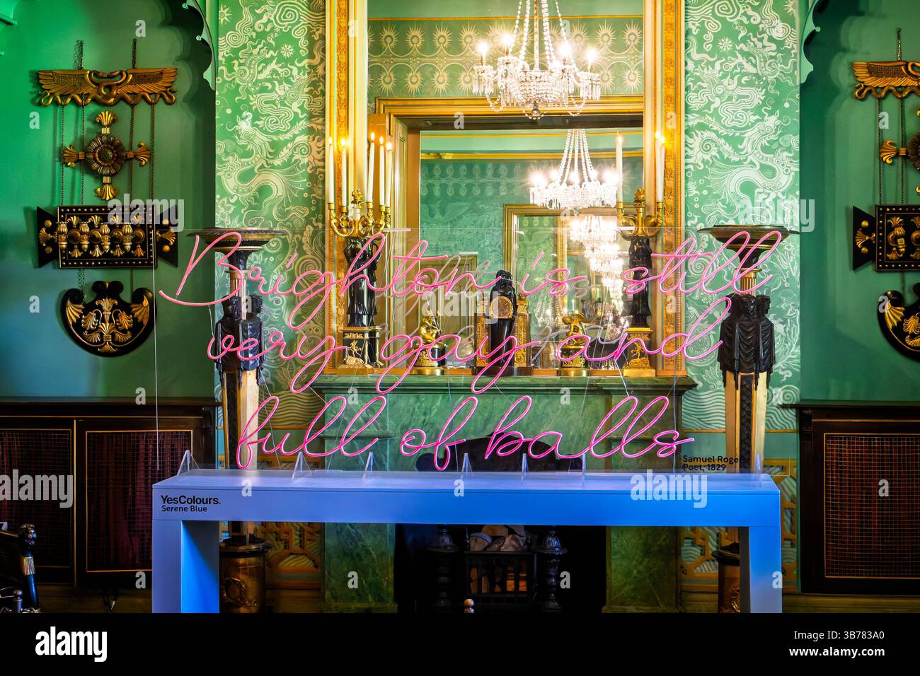 Un'elegante insegna rosa al neon che dice "Birighton è ancora molto gay e piena di palle" negli appartamenti Kings all'interno del Royal Pavilion di Brighton, Sussex, Regno Unito Foto Stock