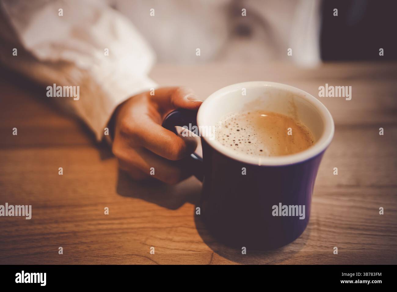 Le donne e bere a mano caffè caldo. Luogo di tiro: Yokohama-città prefettura di kanagawa Foto Stock