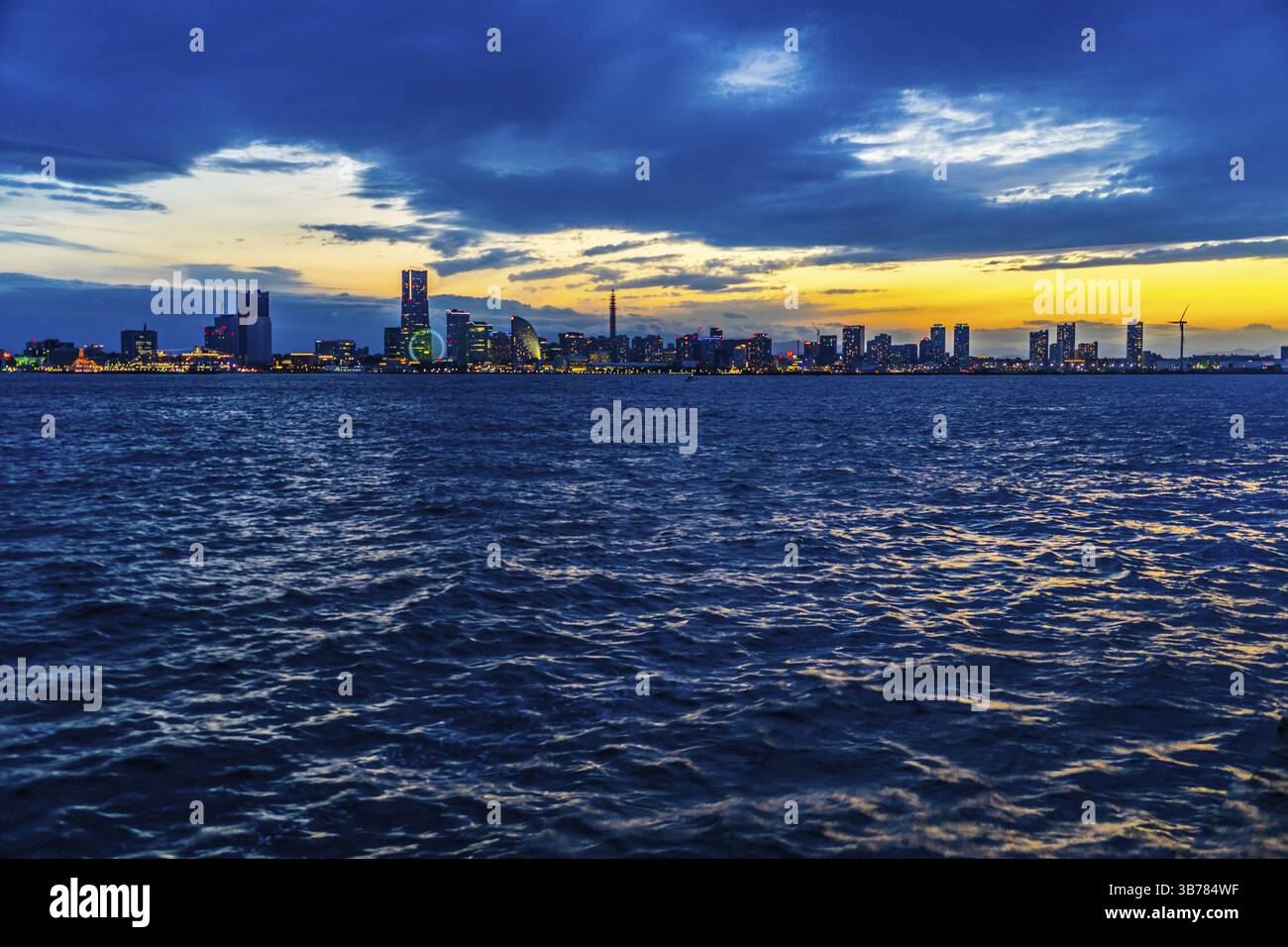 Skyline di Yokohama Minato Mirai visibile da Daikokufuo. Luogo di ripresa: Yokohama-città prefettura di kanagawa Foto Stock