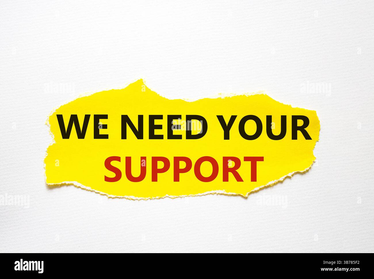Abbiamo bisogno del vostro simbolo di sostegno. Carta gialla strappata con le parole, abbiamo bisogno del vostro sostegno. Splendido sfondo bianco. Business e abbiamo bisogno del vostro concetto di supporto. Foto Stock