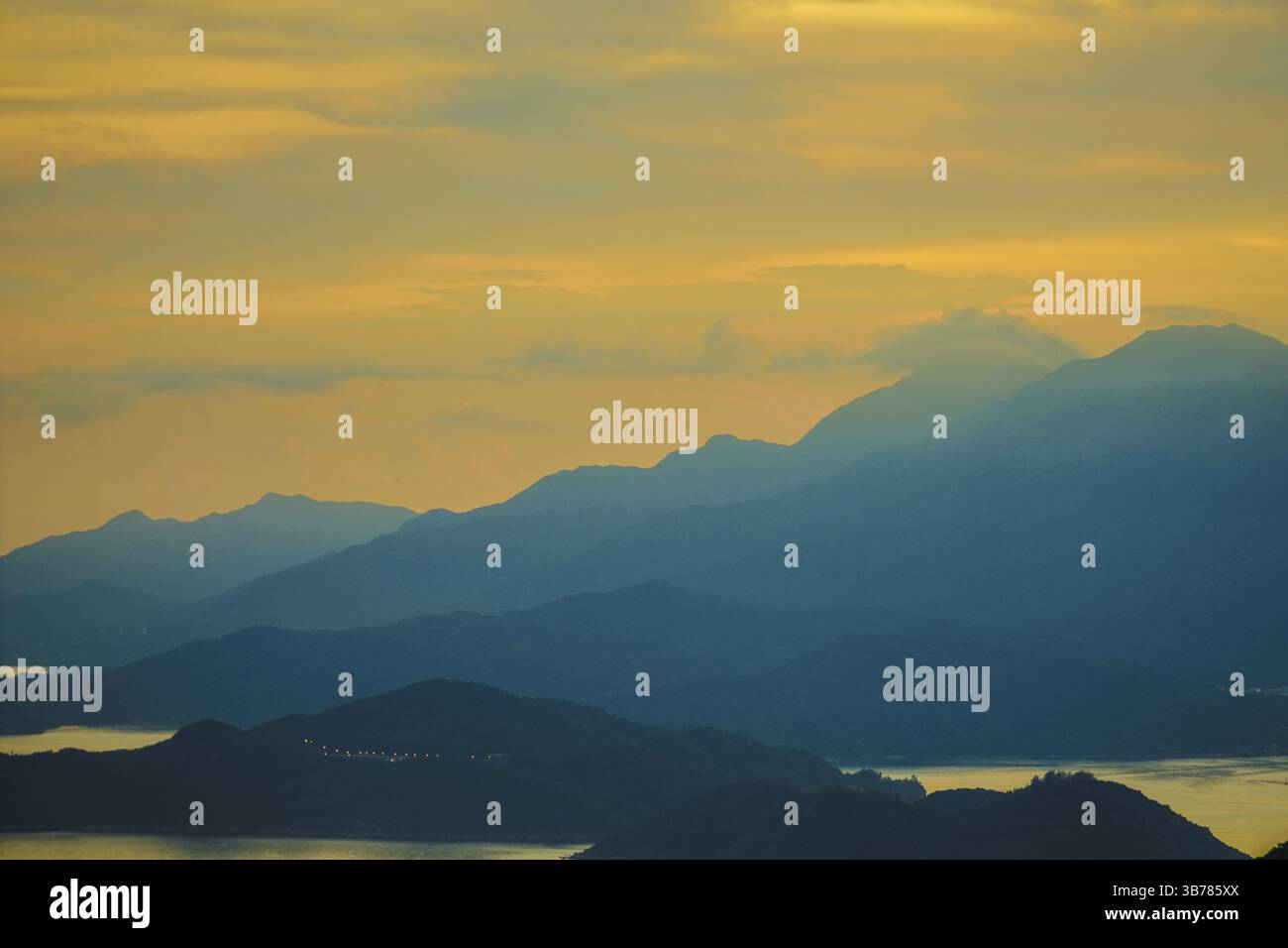 Serata di Hong Kong vista da Victoria Peak. Località di ripresa: Hong Kong Special Administrative Region Foto Stock