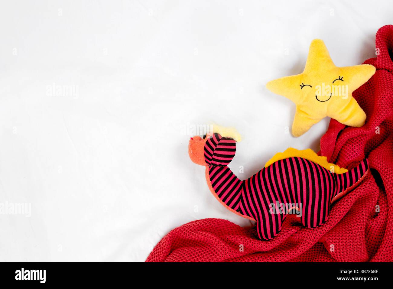 Peluche su sfondo bianco spazio vuoto per le copie. Sfondo del design della nursery. Cose dei bambini. Foto Stock