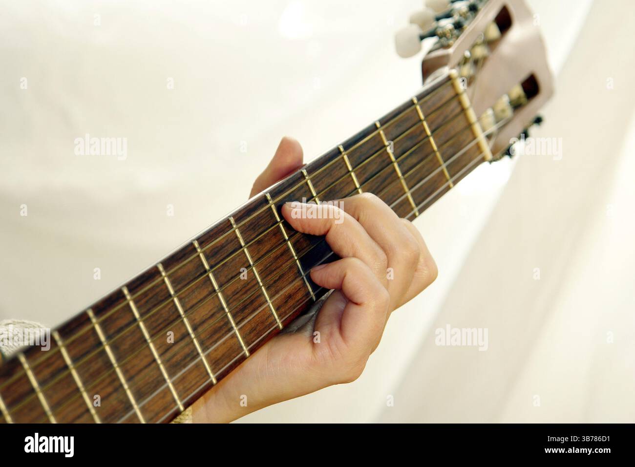 Chitarra musicale archi strumento in legno mano donna Hobby Grips Fret Fret Finger Notes Foto Stock