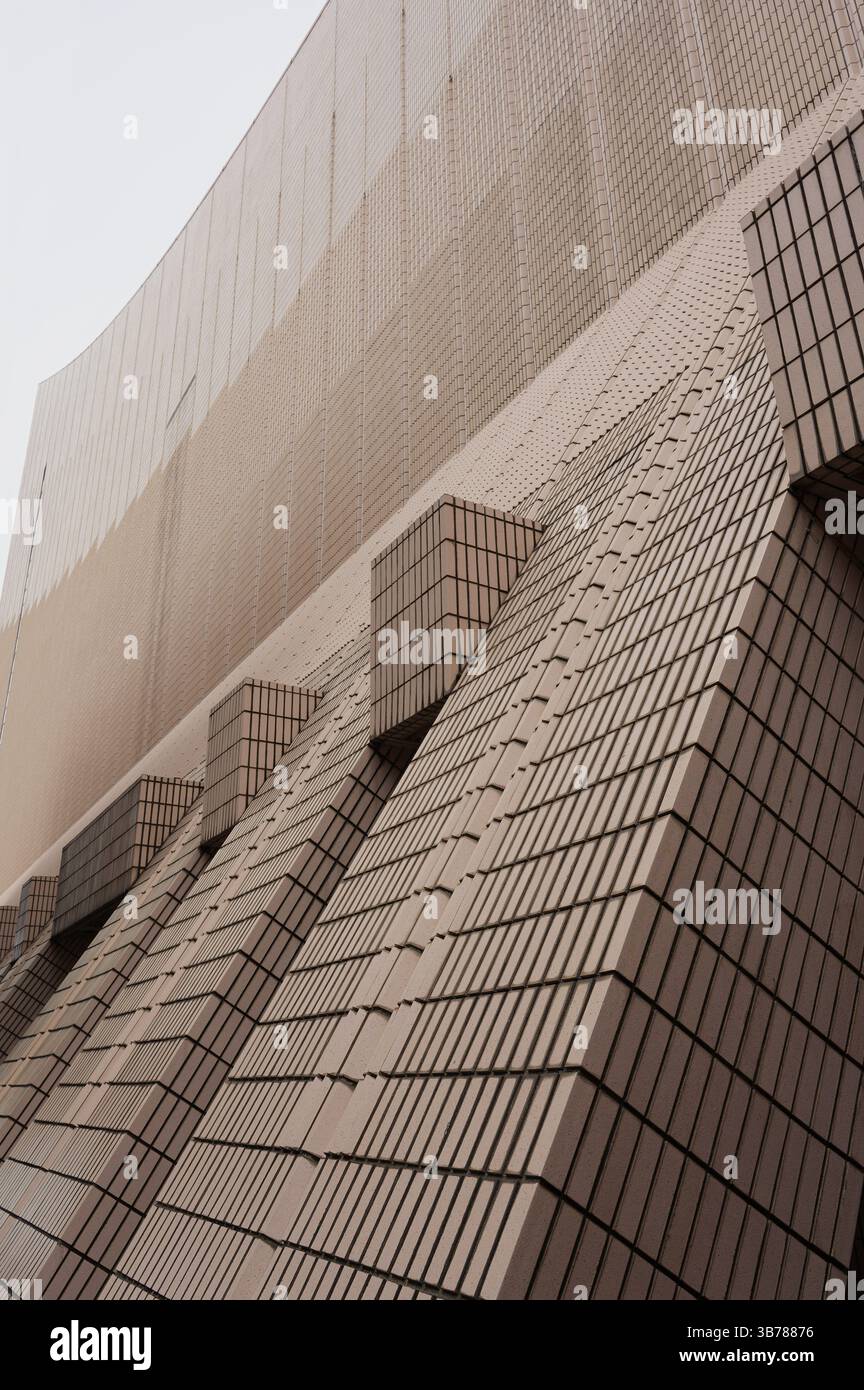 Ritmi geometrici sorgono dalla facciata del Centro culturale di Hong Kong Foto Stock