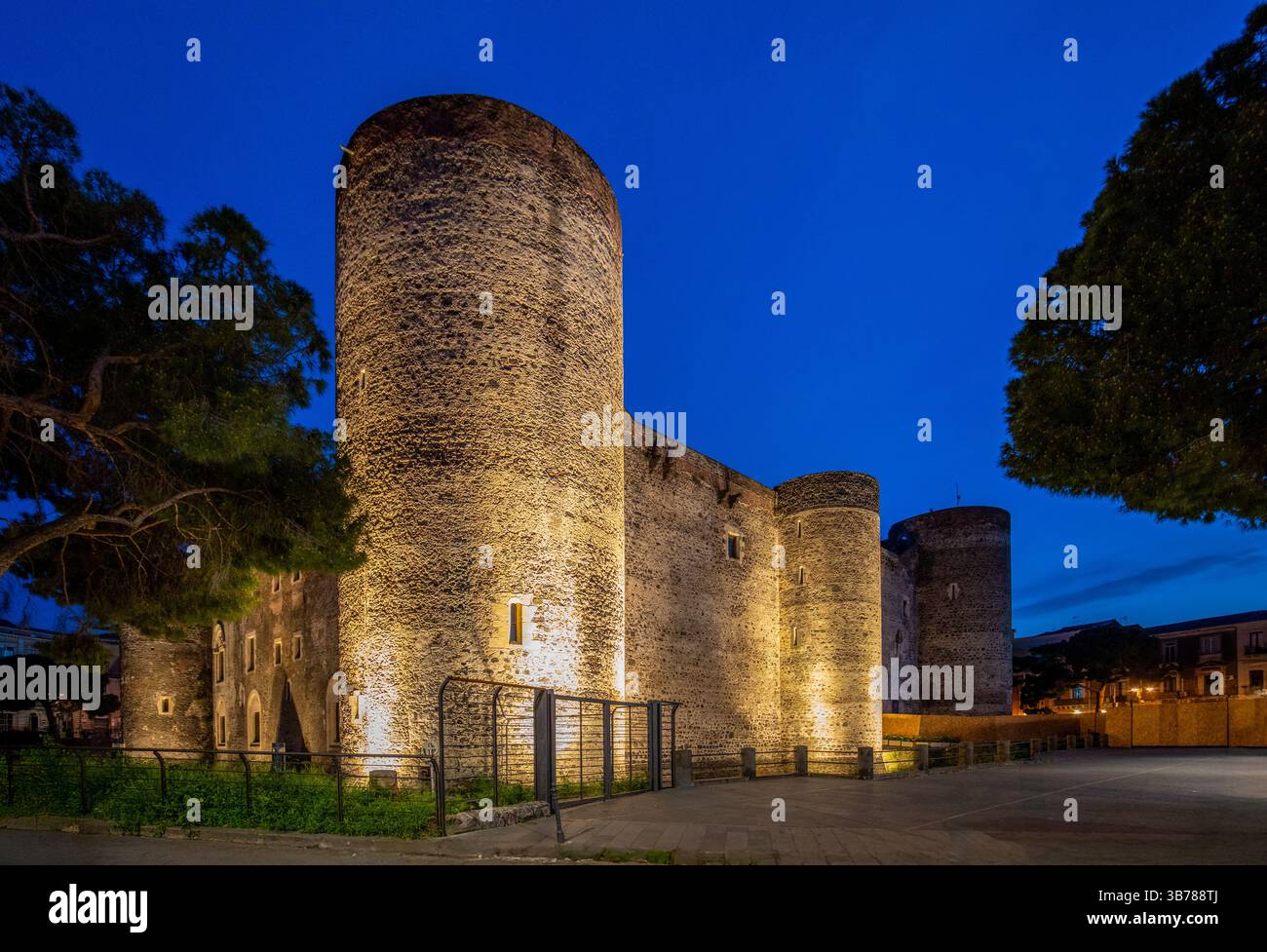 Castello Ursino a Catania, Sicilia, Italia, illuminato artificialmente di notte con le sue torri cilindriche come protagonista Foto Stock