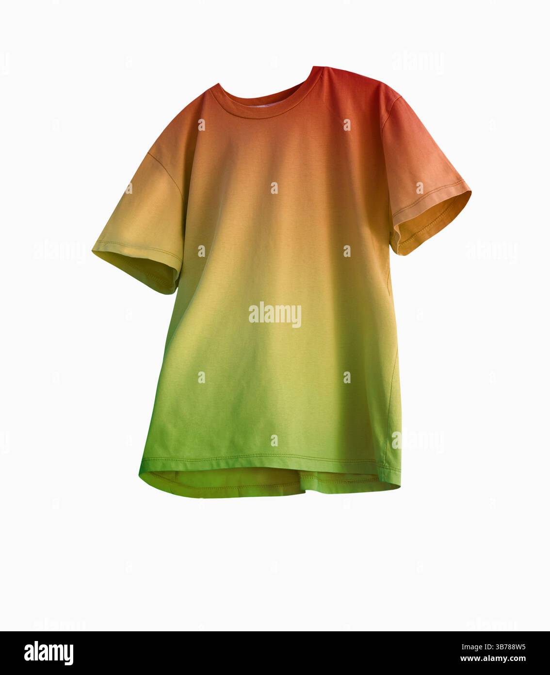Abiti estivi, t-shirt sfumata isolata su bianco, tshirt con ritaglio. T shirt verde/giallo/arancione. Foto Stock
