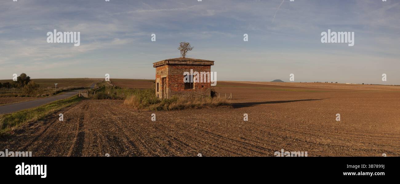 Vecchio rudere sottostazione elettrica sul campo vuoto. Il campo dopo la raccolta in giornata soleggiata.Repubblica Ceca Foto Stock
