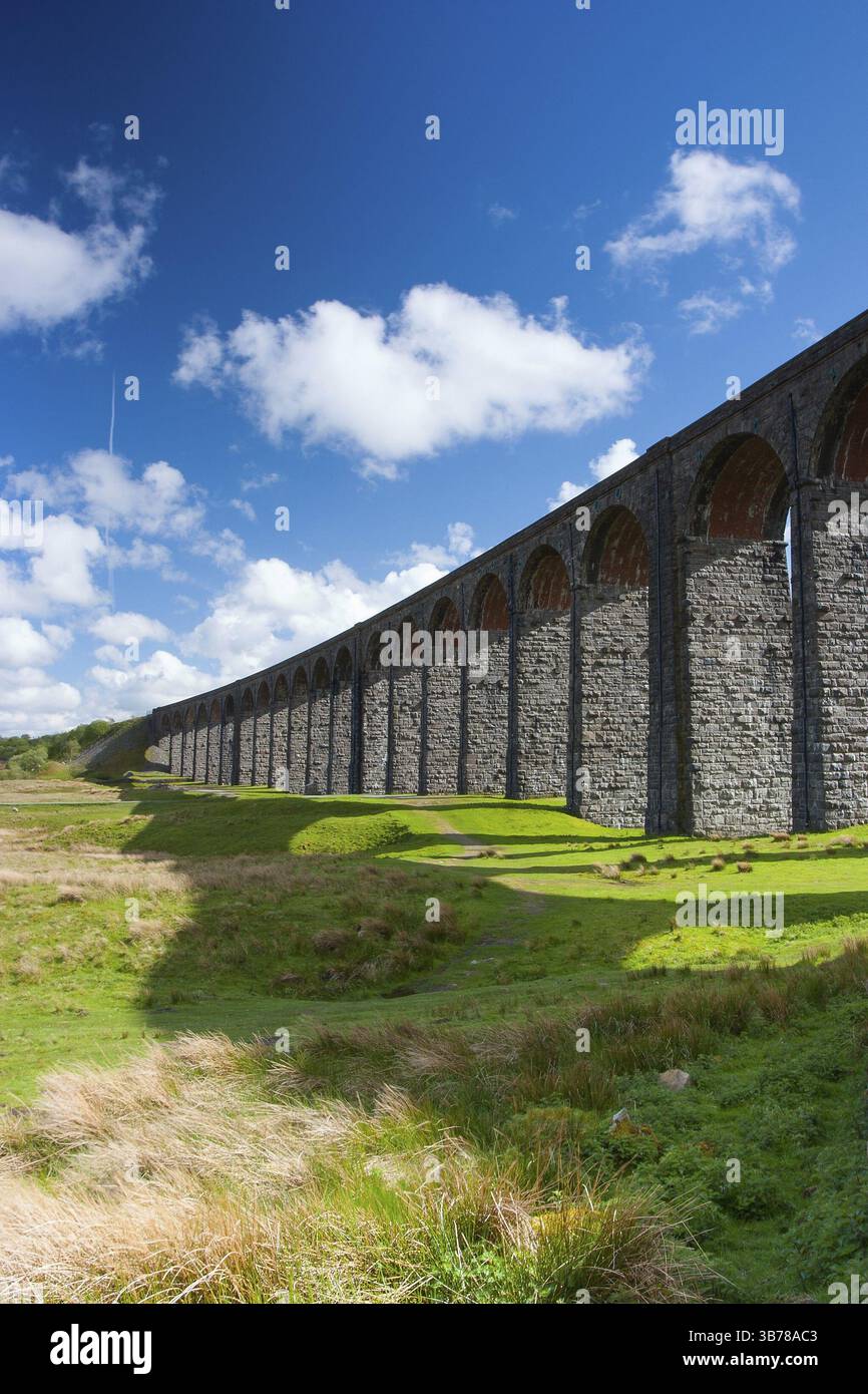 Famoso viadotto Ribblehead nello Yorkshire Dales National Park, Gran Bretagna Foto Stock
