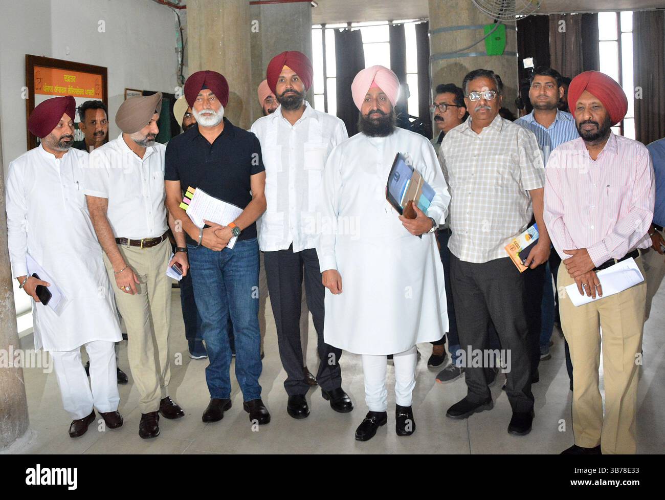 CHANDIGARH, INDIA - 5 MAGGIO: Leader dell'opposizione Punjab Partap Singh Bajwa insieme al presidente del Congresso del Punjab e al deputato Amrinder Singh Raja Warring e altri alla sessione del Punjab Vidhan Sabha sulla disputa idrica con Haryana il 5 maggio 2025 a Chandigarh, India. Nell'attuale situazione di stallo con Haryana sulla condivisione delle acque del fiume, il governo del partito AAM Aadmi guidato da Bhagwant Mann ha mosso una risoluzione durante una sessione speciale di un giorno dell'assemblea del Punjab a Chandigarh lunedì, giurando di non risparmiare nemmeno una singola goccia d'acqua dalla sua parte per lo stato confinante. (Foto di Ravi Kumar/Hindustan Tim Foto Stock