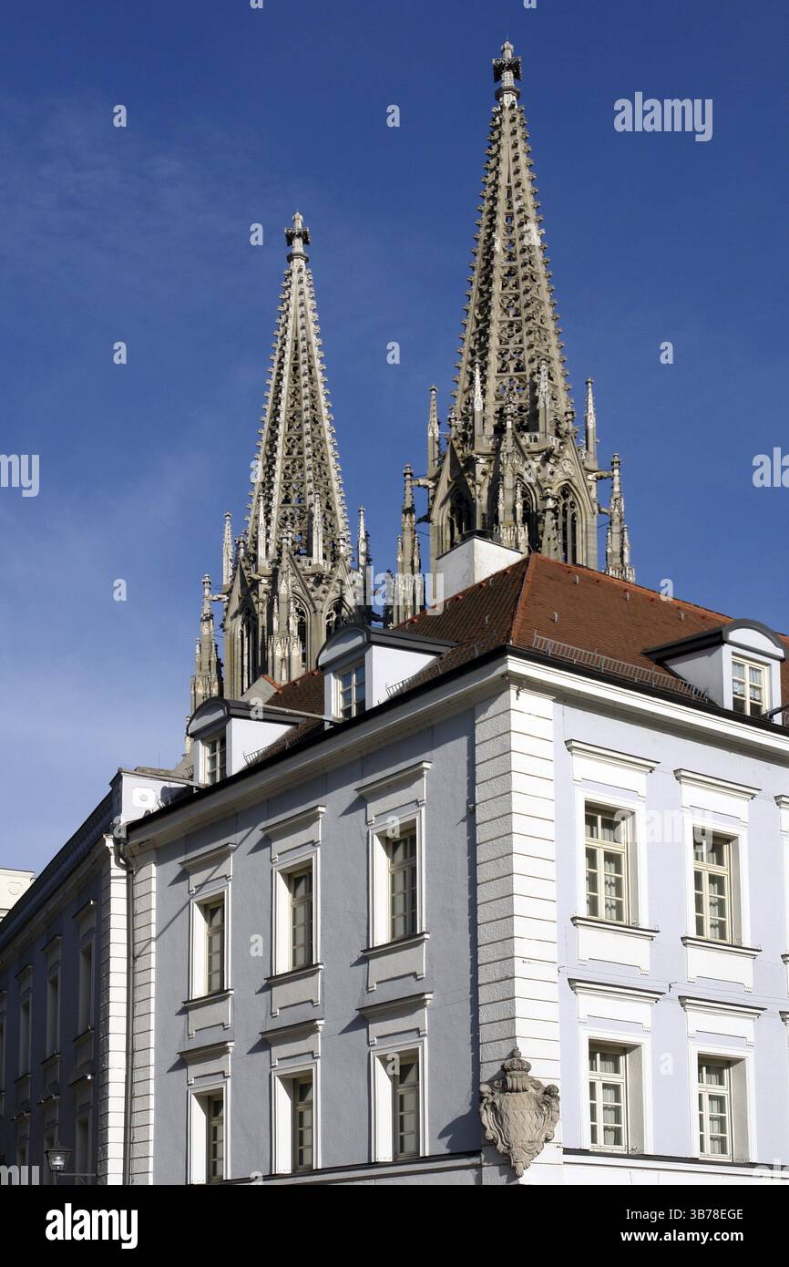 La cattedrale sovrasta una delle più recenti case cittadine Foto Stock