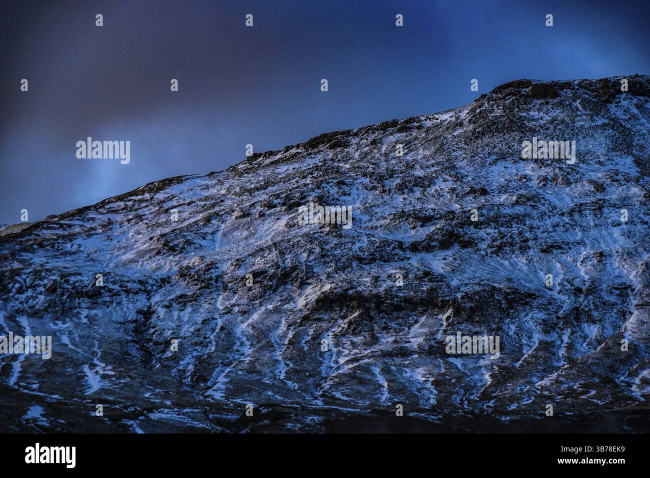 Montagne innevate e cielo blu dell'Islanda. Luogo di ripresa: Islanda, Reykjavik Foto Stock