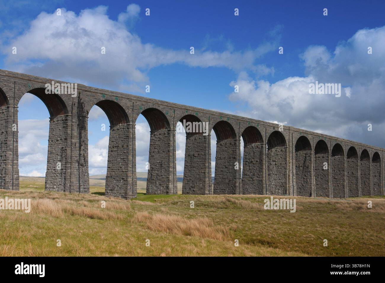 Famoso viadotto Ribblehead nelle valli dello Yorkshire in una giornata di sole, Inghilterra, Regno Unito, Europa Foto Stock