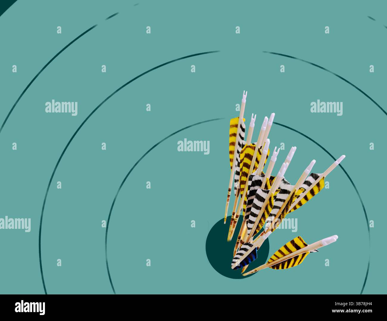 Le frecce sulla tavola da disegno stanno toccando il centro del bersaglio. Il bersaglio è rotondo con spazio di testo e i dardi colpiscono il bullseye. Le frecce sono insieme e corrispondono al segno. Foto Stock