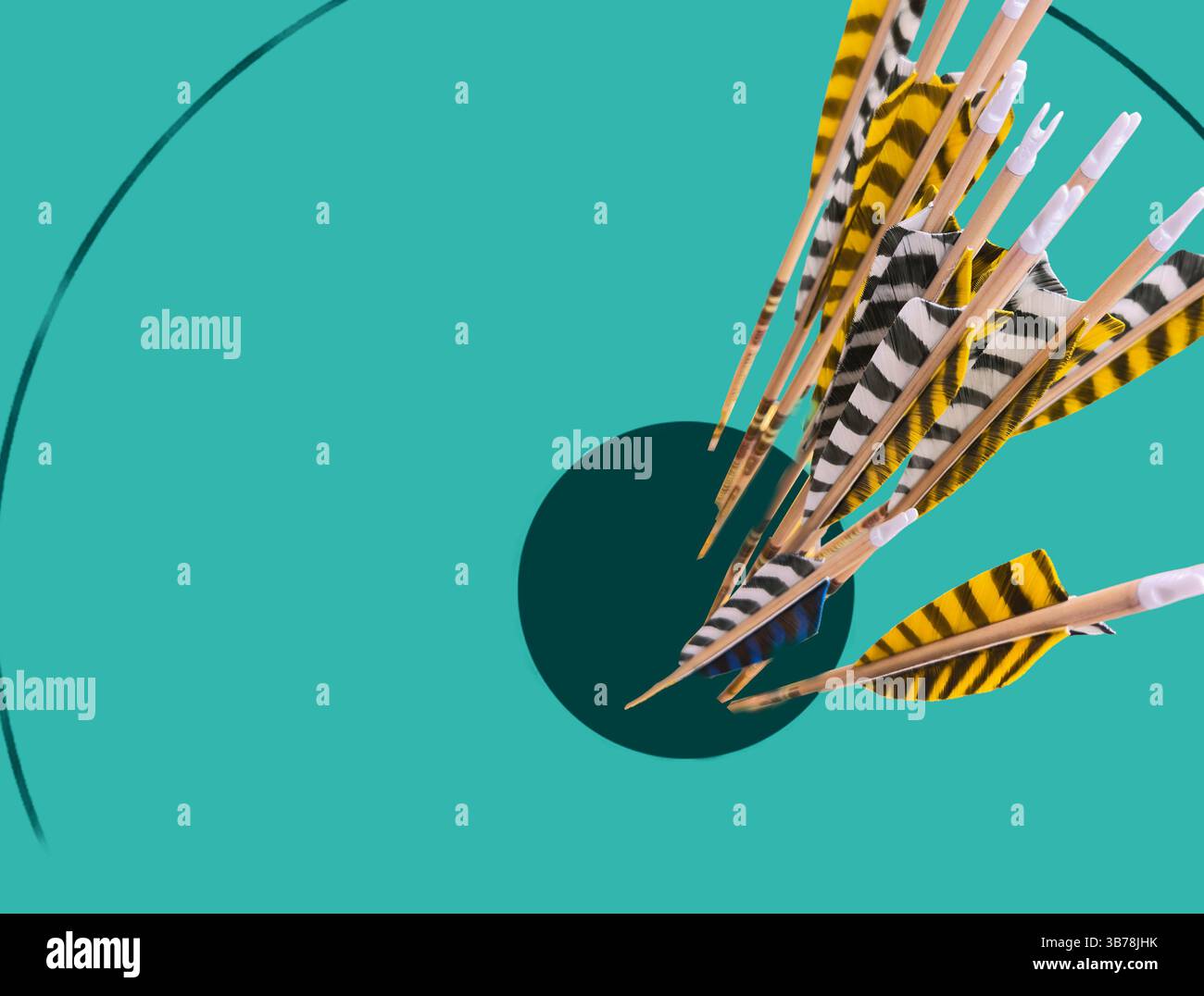 Le frecce sulla tavola da disegno stanno toccando il centro del bersaglio. Il bersaglio è rotondo con spazio di testo e i dardi colpiscono il bullseye. Le frecce sono insieme e corrispondono al segno. Foto Stock