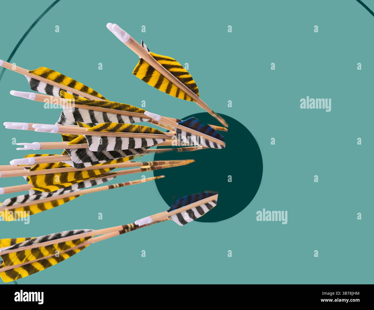 Le frecce sulla tavola da disegno stanno toccando il centro del bersaglio. Il bersaglio è rotondo con spazio di testo e i dardi colpiscono il bullseye. Le frecce sono insieme e corrispondono al segno. Foto Stock