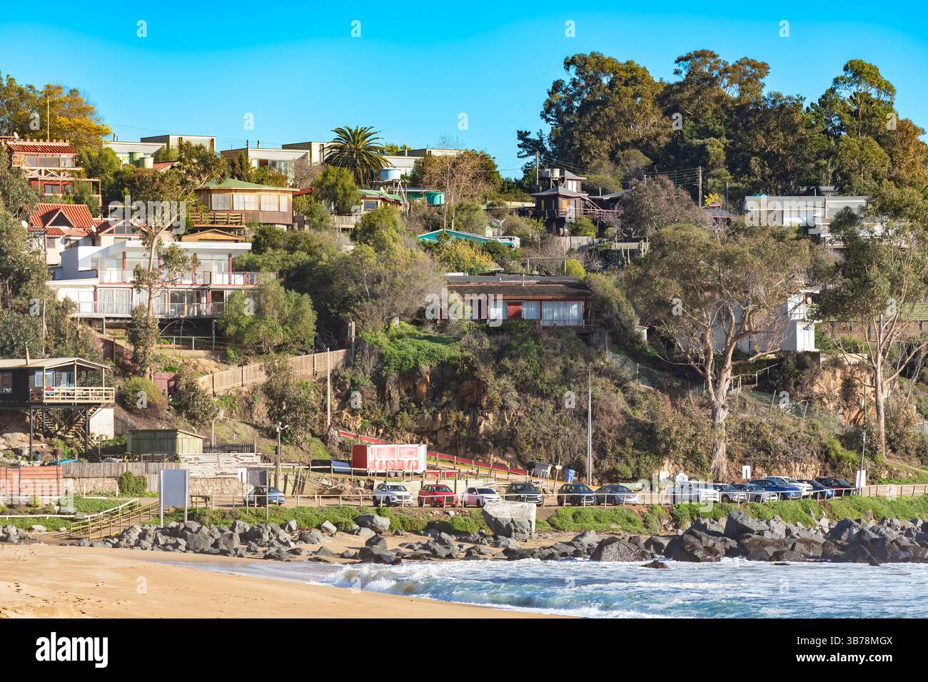 Vista di diverse case e capanne nell'affascinante città di Quintay, situata nella regione di Valparaíso in Cile. Foto Stock