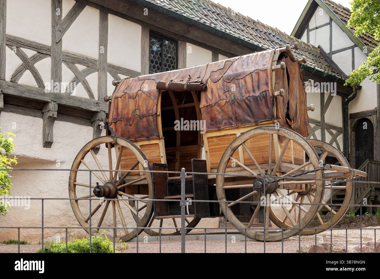 Una carrozza medievale adorna il cortile interno del castello di Wartburg. Il castello è stato dichiarato patrimonio dell'umanità dell'UNESCO nel 1999 Foto Stock