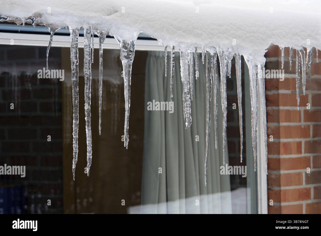 Bordo del tetto con icicle Foto Stock