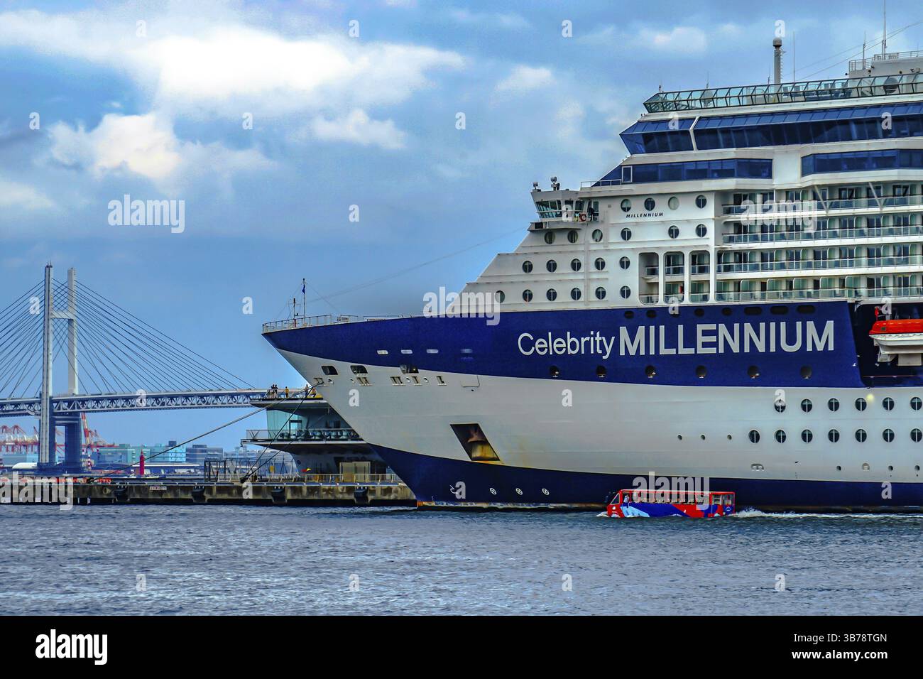 Luxury Liner e (Celebrity Millennium) Water bus e il Bay Bridge. Luogo di tiro: Yokohama-città prefettura di kanagawa Foto Stock