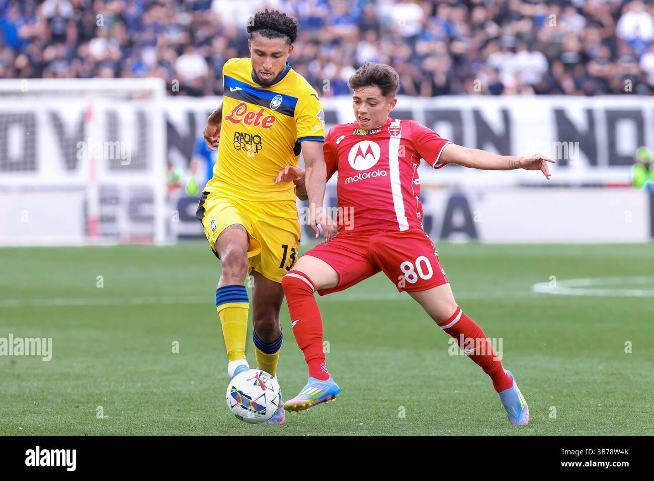 Monza, Italia. 4 maggio 2025. Italia, Monza, 2025 05 04: Ederson da Silva (Atalanta) dribbla in campo nel secondo tempo durante la partita di calcio AC Monza vs Atalanta BC, serie A EniLive 2024-2025 giorno 35, U-Power Stadium.Italia, Monza, 2025 05 04: AC Monza vs Atalanta BC, serie A EniLive.2024/2025 giorno 35, disputato all'U-Power Stadium. (Credit Image: © Fabrizio Andrea Bertani/Pacific Press via ZUMA Press Wire) SOLO PER USO EDITORIALE! Non per USO commerciale! Foto Stock