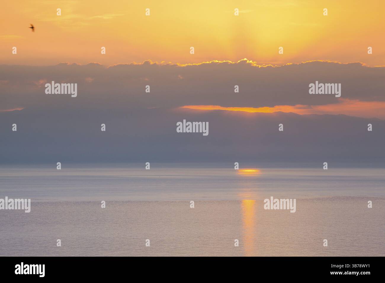 Interessante alba sul mare in Sicilia, Italia, Europa Foto Stock