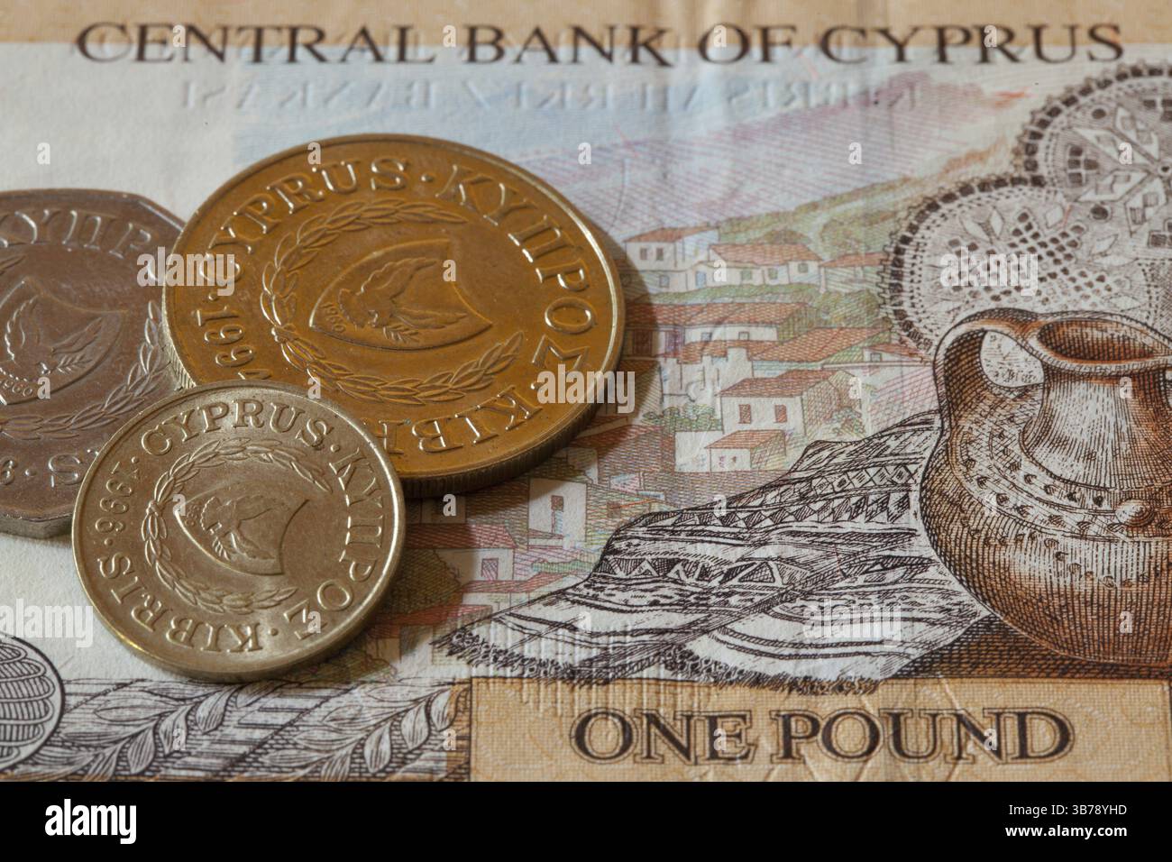 Le vecchie banconote e monete di Cipro Foto Stock