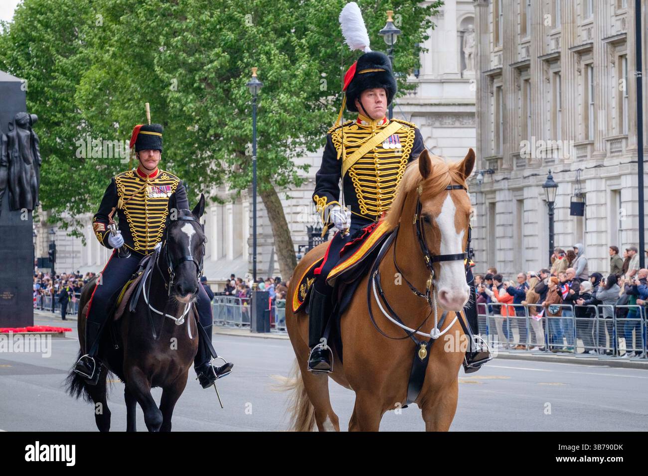 5 maggio 2025, Londra, Regno Unito. Commemorazione del ve Day. Una parata di personale militare britannico e internazionale si svolge nel centro di Londra in occasione del 80° anniversario della fine della seconda guerra mondiale in Europa. Nella foto: La King's Troop Royal Horse Artillery conduce la processione per commemorare il 80° anniversario del VE Day a Whitehall, nel centro di Londra. Foto Stock