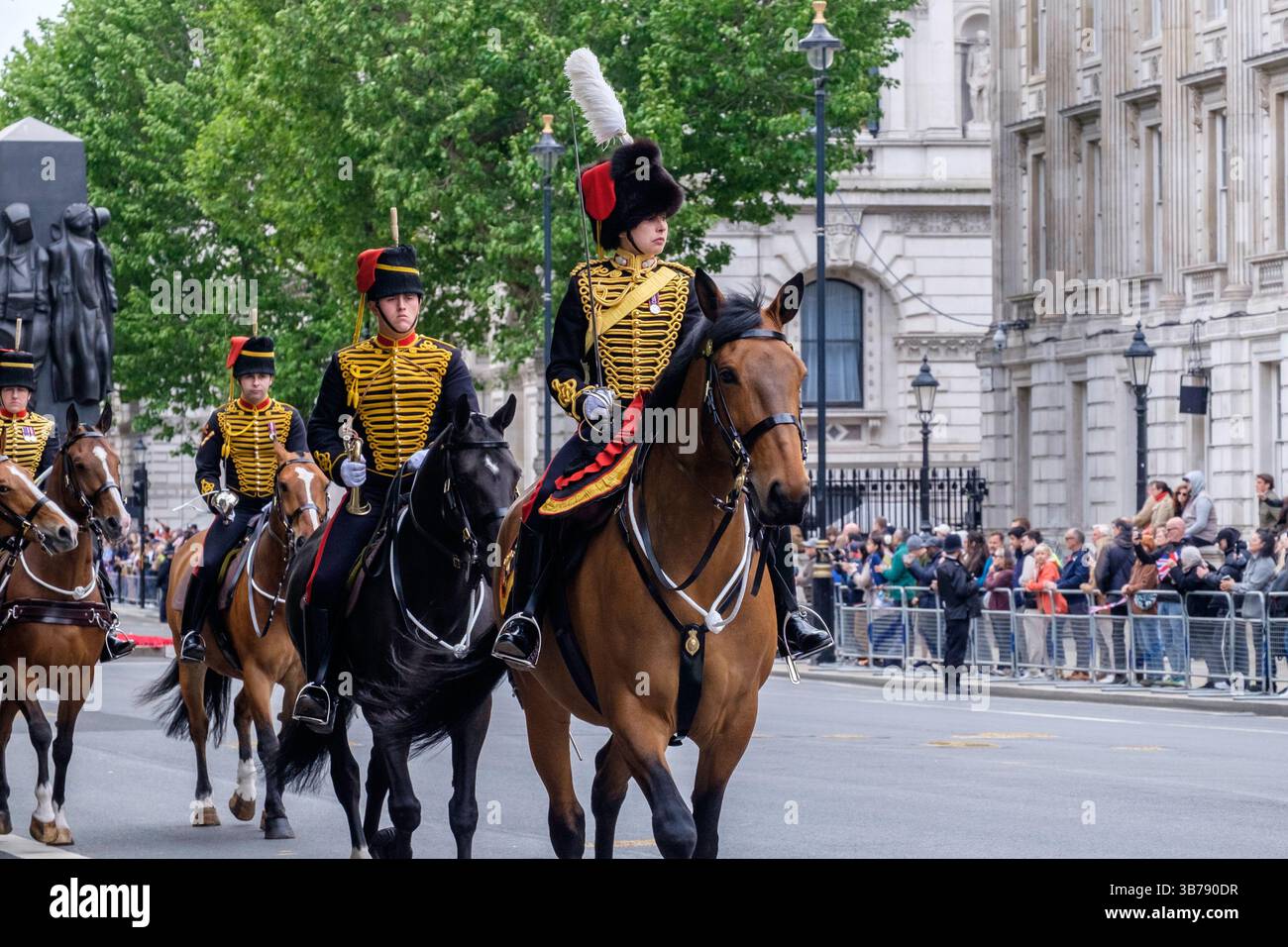 5 maggio 2025, Londra, Regno Unito. Commemorazione del ve Day. Una parata di personale militare britannico e internazionale si svolge nel centro di Londra in occasione del 80° anniversario della fine della seconda guerra mondiale in Europa. Nella foto: La King's Troop Royal Horse Artillery conduce la processione per commemorare il 80° anniversario del VE Day a Whitehall, nel centro di Londra. Foto Stock