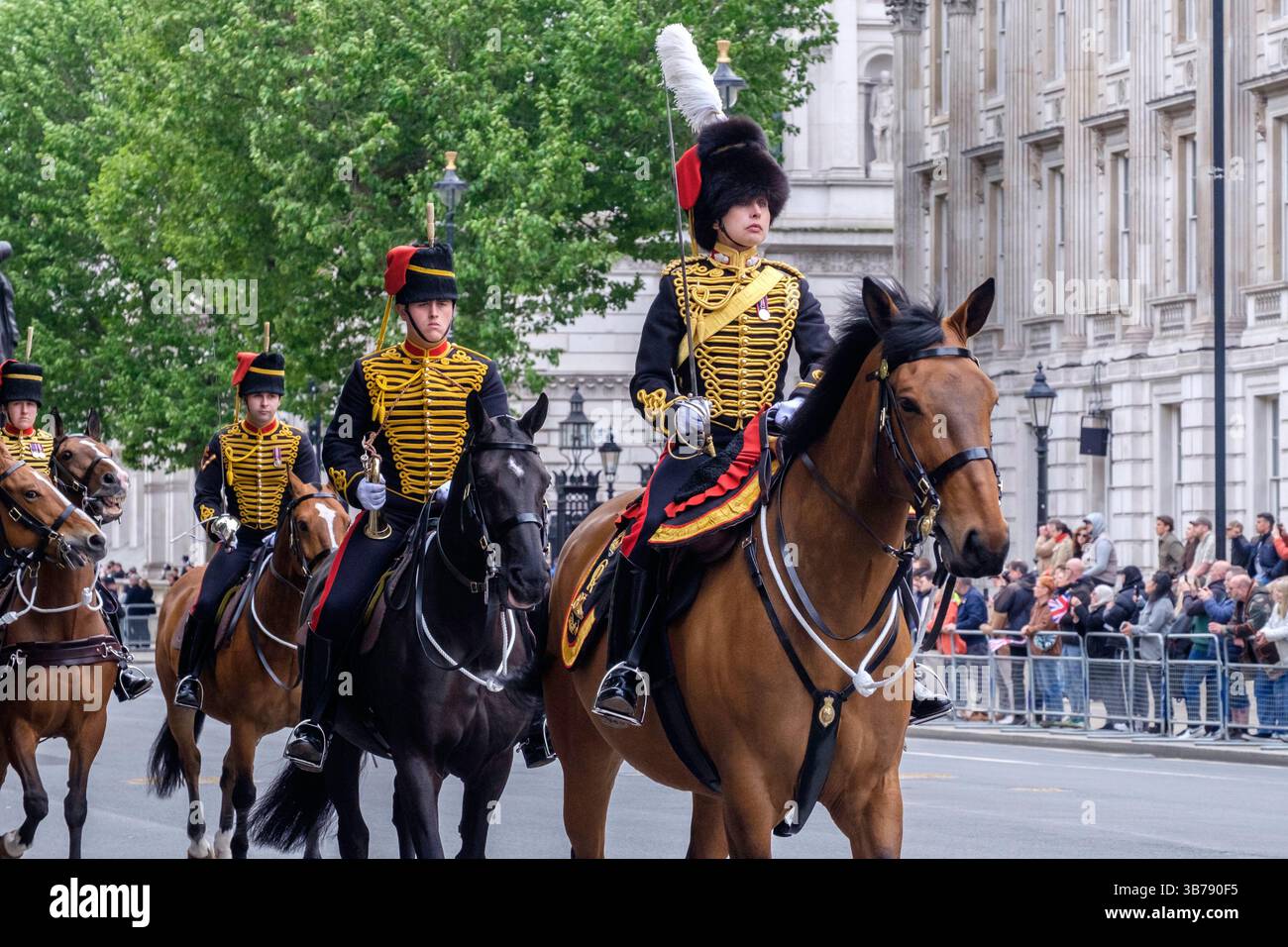 5 maggio 2025, Londra, Regno Unito. Commemorazione del ve Day. Una parata di personale militare britannico e internazionale si svolge nel centro di Londra in occasione del 80° anniversario della fine della seconda guerra mondiale in Europa. Nella foto: La King's Troop Royal Horse Artillery conduce la processione per commemorare il 80° anniversario del VE Day a Whitehall, nel centro di Londra. Foto Stock