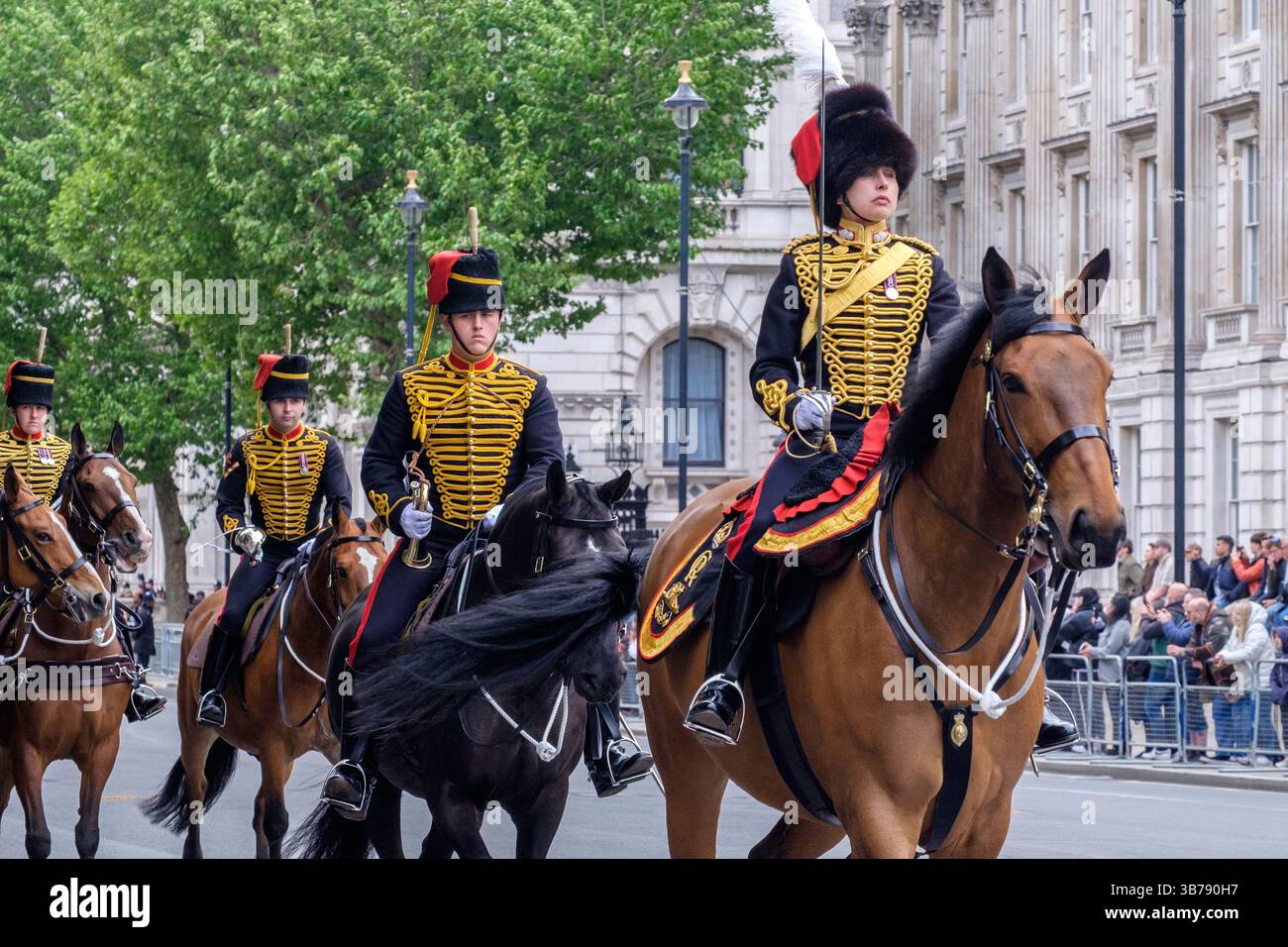 5 maggio 2025, Londra, Regno Unito. Commemorazione del ve Day. Una parata di personale militare britannico e internazionale si svolge nel centro di Londra in occasione del 80° anniversario della fine della seconda guerra mondiale in Europa. Nella foto: La King's Troop Royal Horse Artillery conduce la processione per commemorare il 80° anniversario del VE Day a Whitehall, nel centro di Londra. Foto Stock