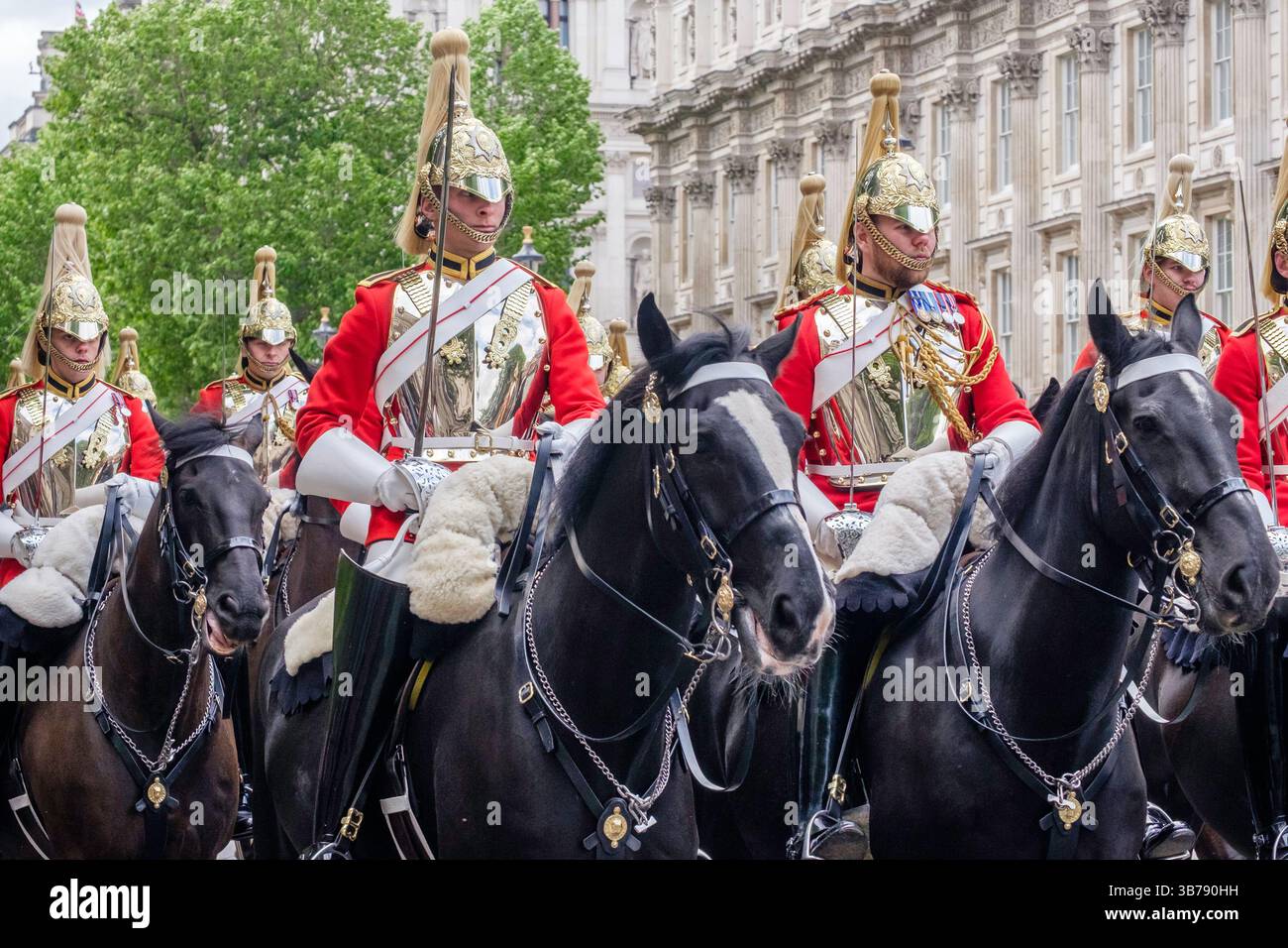 5 maggio 2025, Londra, Regno Unito. Commemorazione del ve Day. Una parata di personale militare britannico e internazionale si svolge nel centro di Londra in occasione del 80° anniversario della fine della seconda guerra mondiale in Europa. Nella foto: Il Household Cavalry Mounted Regiment partecipa alla processione militare per commemorare il 80° anniversario del VE Day nel centro di Londra. Foto Stock