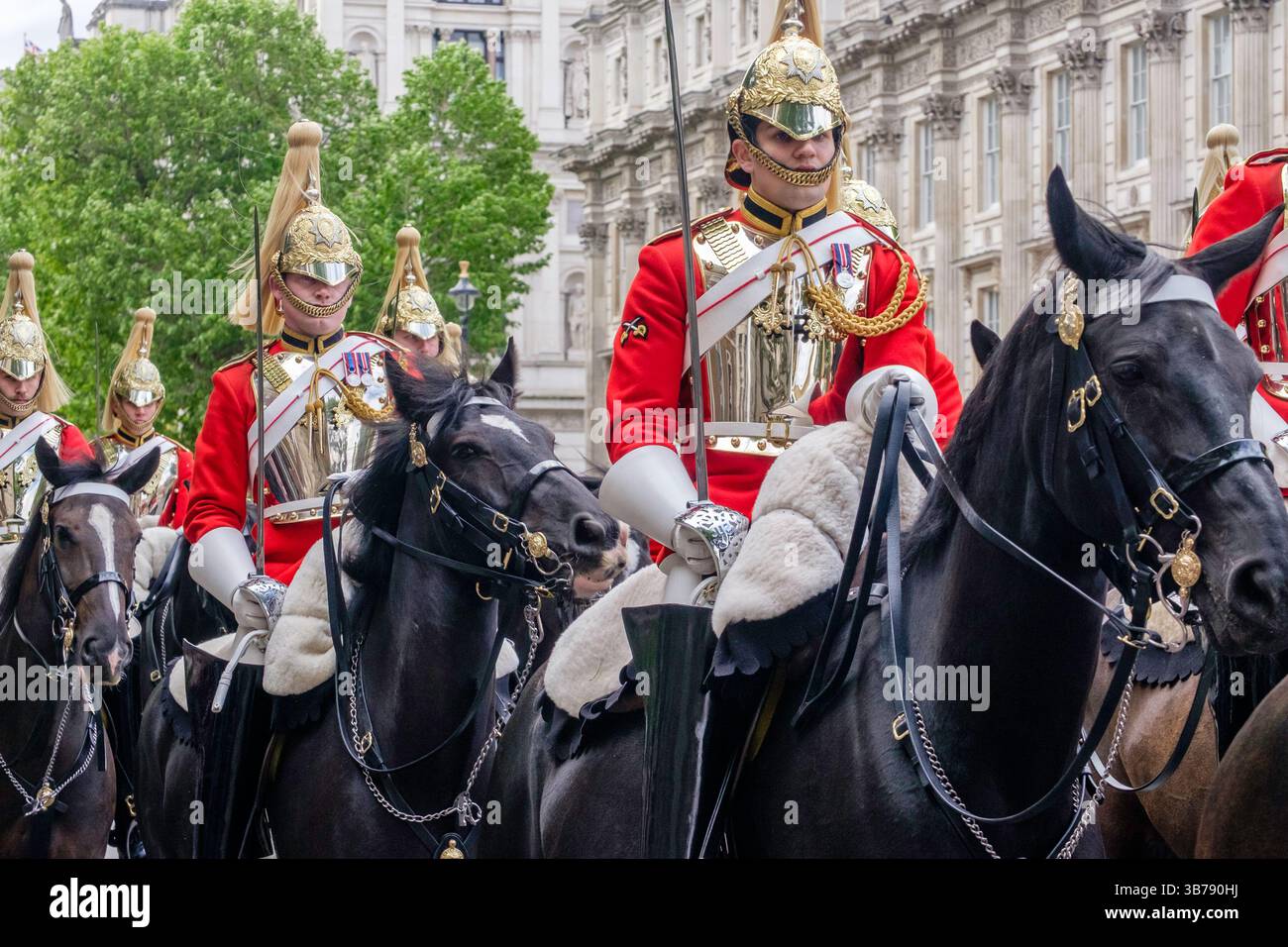 5 maggio 2025, Londra, Regno Unito. Commemorazione del ve Day. Una parata di personale militare britannico e internazionale si svolge nel centro di Londra in occasione del 80° anniversario della fine della seconda guerra mondiale in Europa. Nella foto: Il Household Cavalry Mounted Regiment partecipa alla processione militare per commemorare il 80° anniversario del VE Day nel centro di Londra. Foto Stock