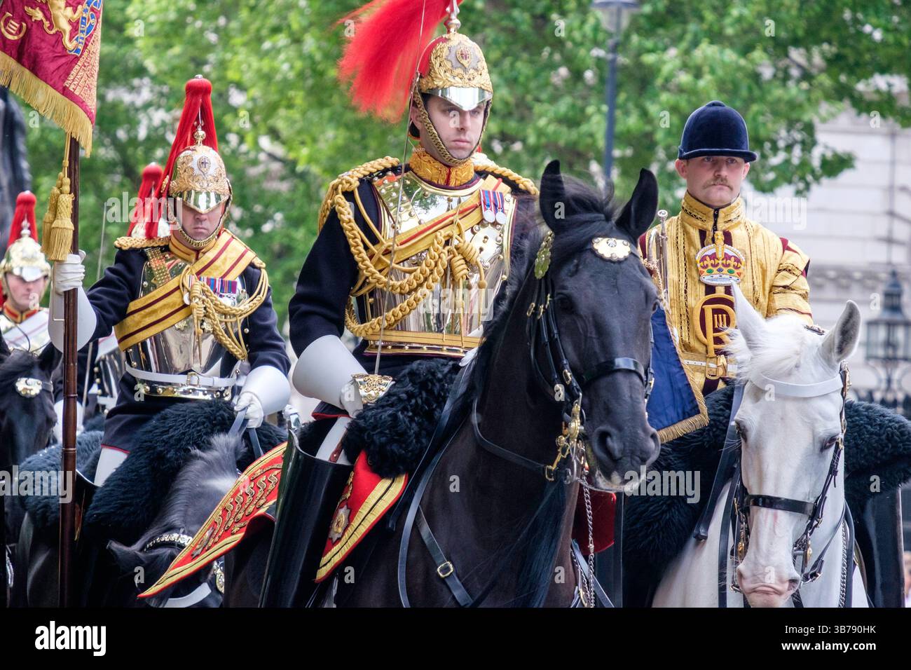 5 maggio 2025, Londra, Regno Unito. Commemorazione del ve Day. Una parata di personale militare britannico e internazionale si svolge nel centro di Londra in occasione del 80° anniversario della fine della seconda guerra mondiale in Europa. Nella foto: Il Household Cavalry Mounted Regiment partecipa alla processione militare per commemorare il 80° anniversario del VE Day nel centro di Londra. Foto Stock