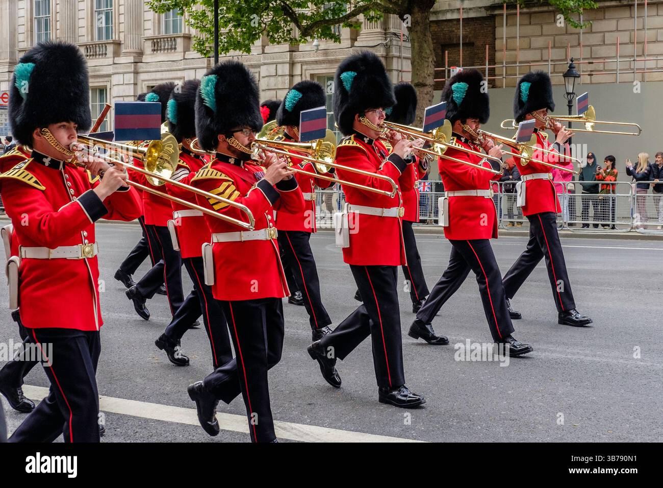 5 maggio 2025, Londra, Regno Unito. Commemorazione del ve Day. Una parata di personale militare britannico e internazionale si svolge nel centro di Londra in occasione del 80° anniversario della fine della seconda guerra mondiale in Europa. Nella foto: Bande militari suonano lungo il percorso della processione commemorativa del VE Day nel centro di Londra. Foto Stock