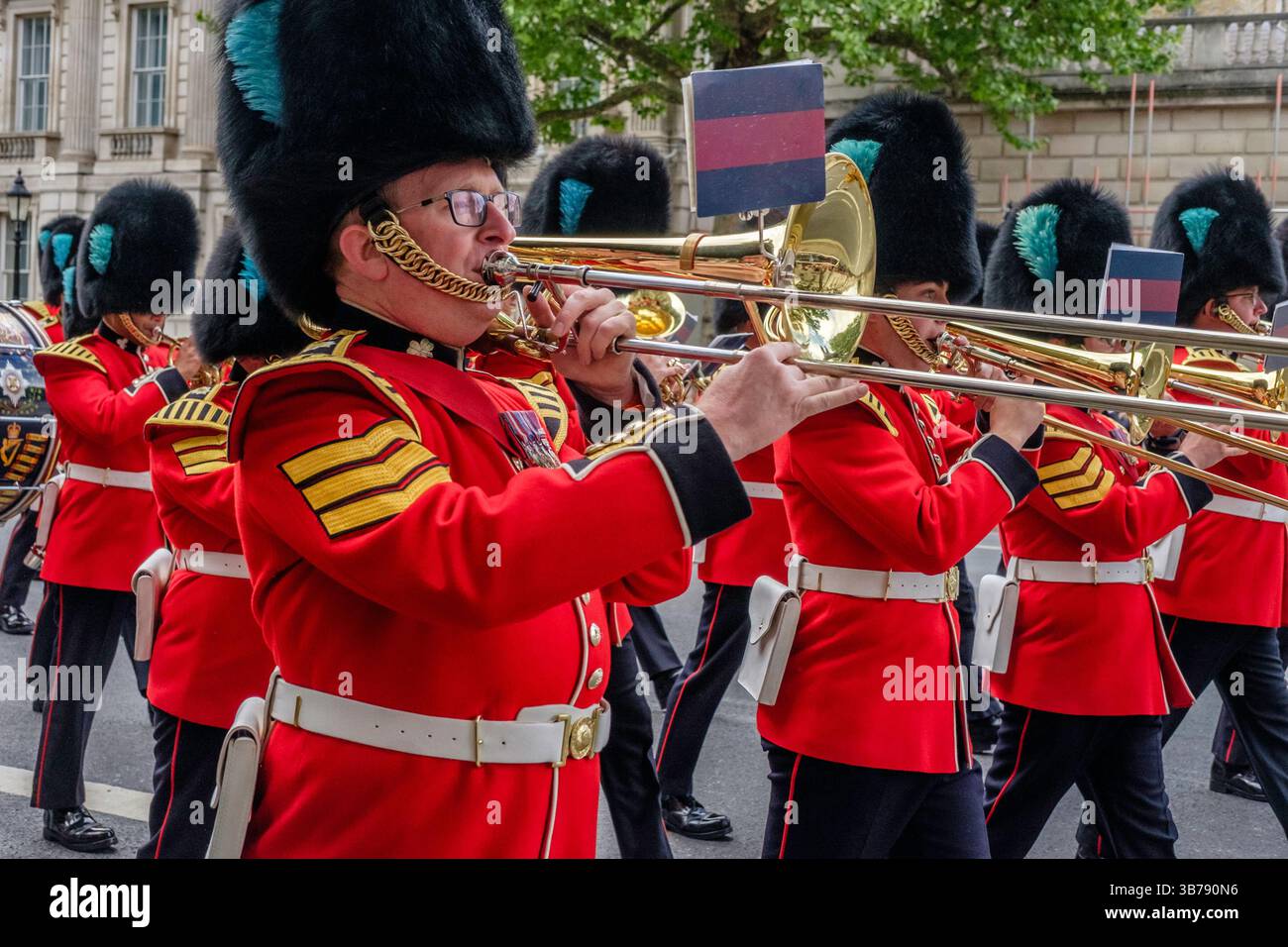 5 maggio 2025, Londra, Regno Unito. Commemorazione del ve Day. Una parata di personale militare britannico e internazionale si svolge nel centro di Londra in occasione del 80° anniversario della fine della seconda guerra mondiale in Europa. Nella foto: Bande militari suonano lungo il percorso della processione commemorativa del VE Day nel centro di Londra. Foto Stock