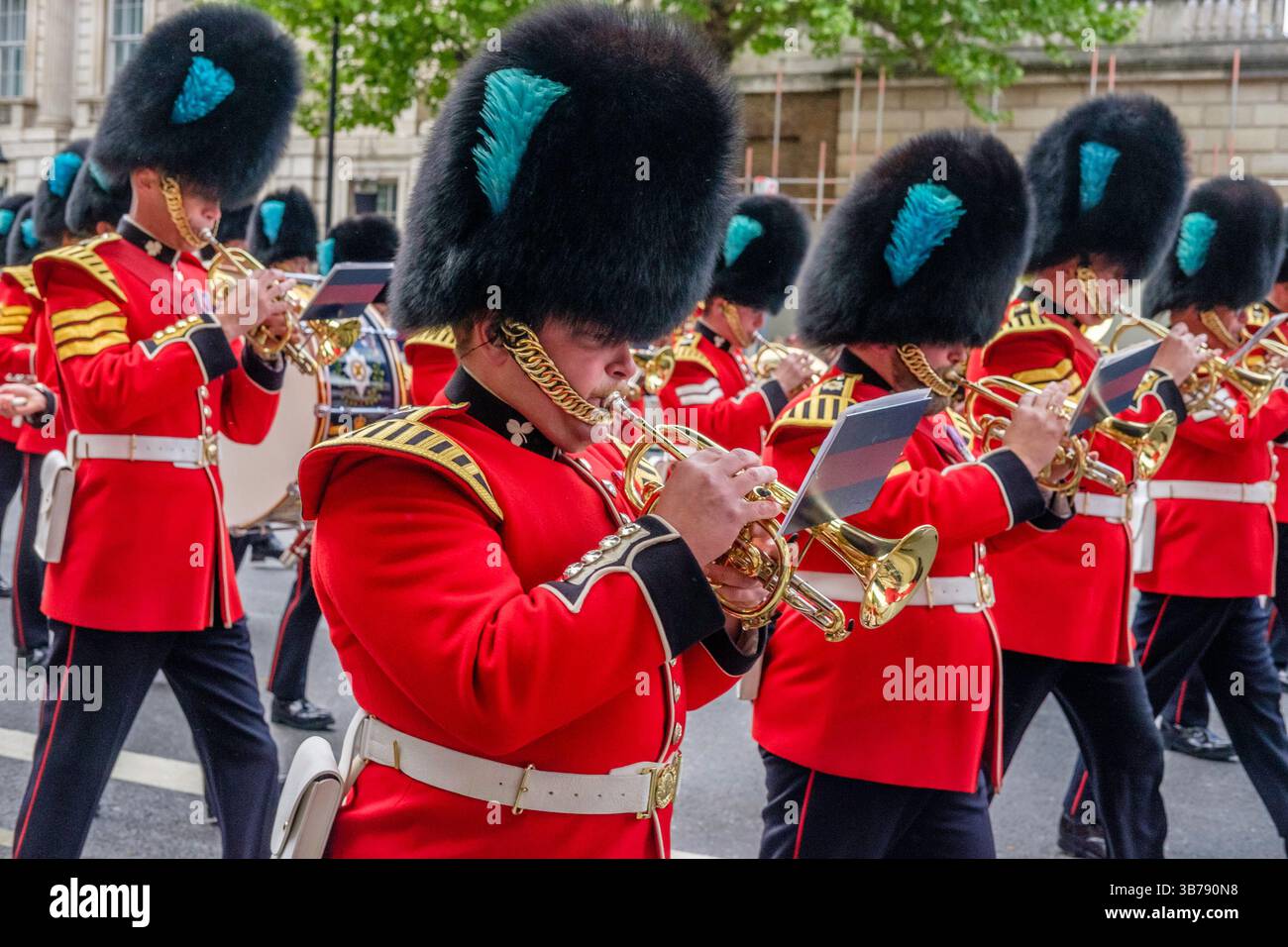 5 maggio 2025, Londra, Regno Unito. Commemorazione del ve Day. Una parata di personale militare britannico e internazionale si svolge nel centro di Londra in occasione del 80° anniversario della fine della seconda guerra mondiale in Europa. Nella foto: Bande militari suonano lungo il percorso della processione commemorativa del VE Day nel centro di Londra. Foto Stock