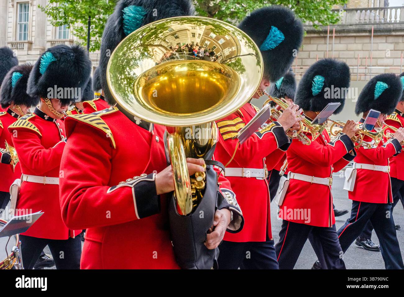 5 maggio 2025, Londra, Regno Unito. Commemorazione del ve Day. Una parata di personale militare britannico e internazionale si svolge nel centro di Londra in occasione del 80° anniversario della fine della seconda guerra mondiale in Europa. Nella foto: Bande militari suonano lungo il percorso della processione commemorativa del VE Day nel centro di Londra. Foto Stock
