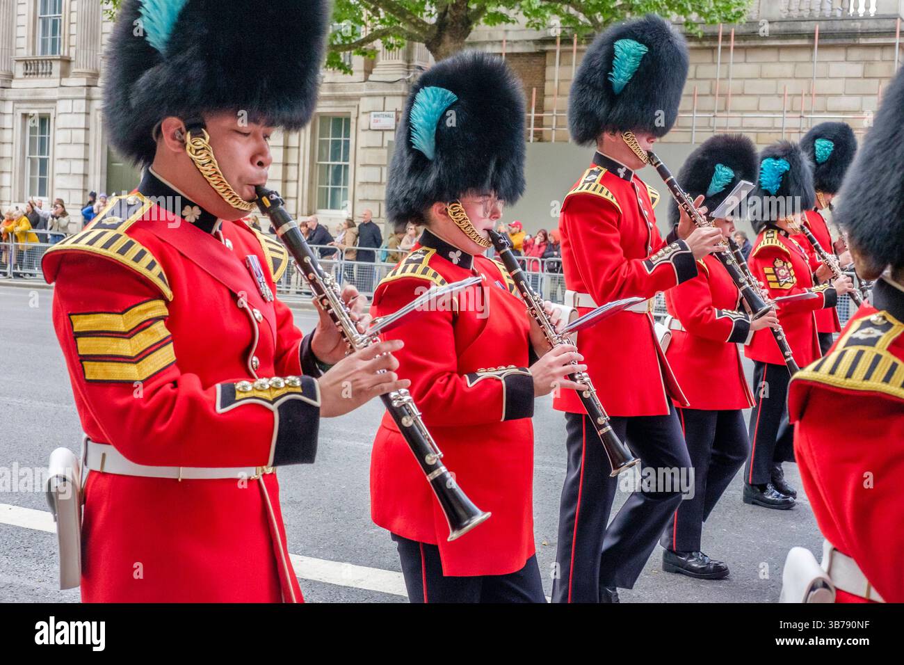 5 maggio 2025, Londra, Regno Unito. Commemorazione del ve Day. Una parata di personale militare britannico e internazionale si svolge nel centro di Londra in occasione del 80° anniversario della fine della seconda guerra mondiale in Europa. Nella foto: Bande militari suonano lungo il percorso della processione commemorativa del VE Day nel centro di Londra. Foto Stock