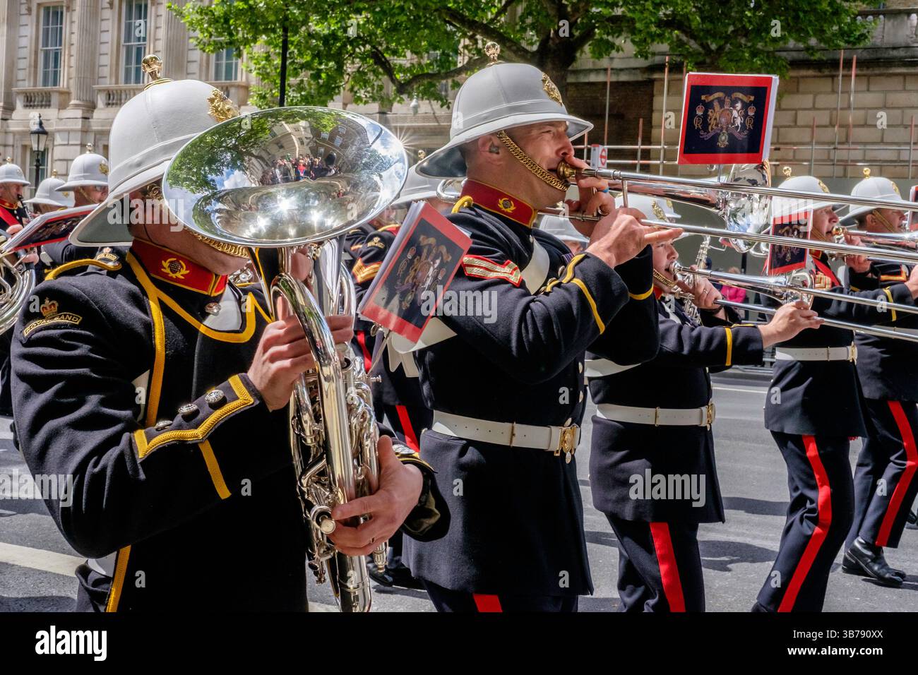5 maggio 2025, Londra, Regno Unito. Commemorazione del ve Day. Una parata di personale militare britannico e internazionale si svolge nel centro di Londra in occasione del 80° anniversario della fine della seconda guerra mondiale in Europa. Nella foto: La banda dei Royal Marines di sua Maestà si esibisce lungo il percorso durante la processione commemorativa del VE Day nel centro di Londra. Foto Stock