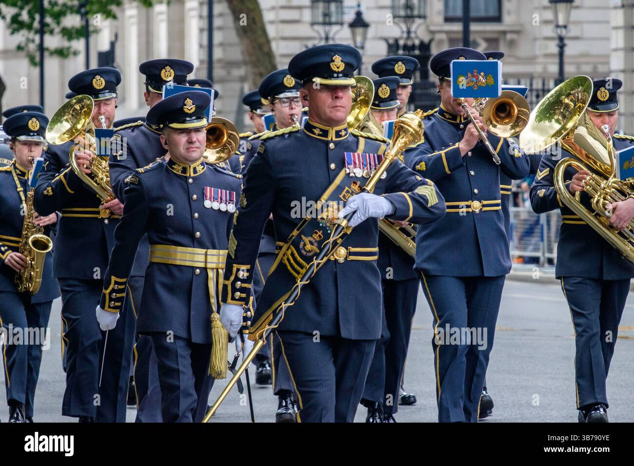 5 maggio 2025, Londra, Regno Unito. Commemorazione del ve Day. Una parata di personale militare britannico e internazionale si svolge nel centro di Londra in occasione del 80° anniversario della fine della seconda guerra mondiale in Europa. Nella foto: La banda del RAF Regiment si esibisce lungo il percorso durante la processione commemorativa del VE Day nel centro di Londra. Foto Stock
