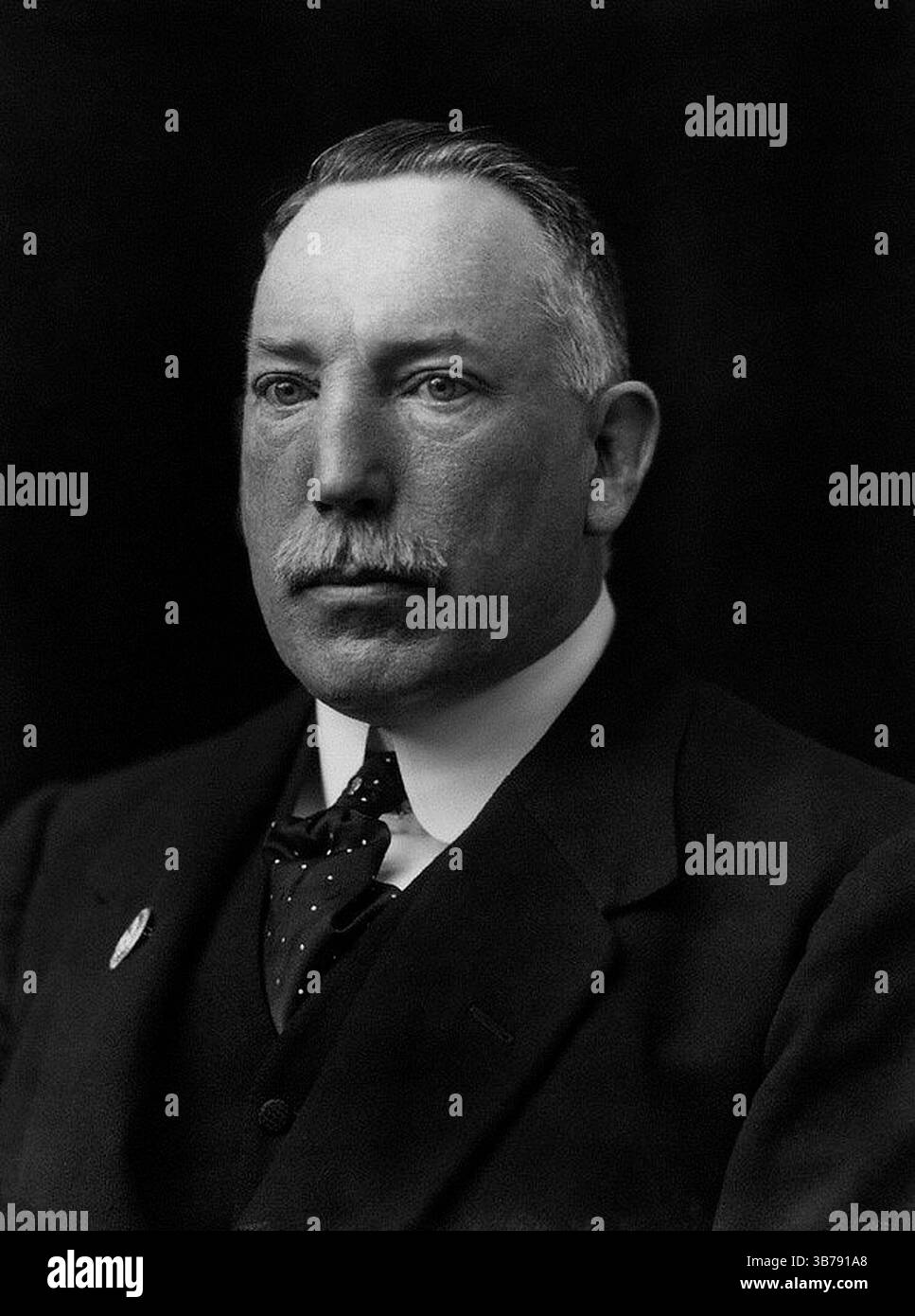 Una foto del 1917 di Sir James Craig, primo Ministro dell'Irlanda del Nord, che ha detto: "Tutto ciò che vanto è che siamo un Parlamento protestante e uno Stato protestante”. La spartizione dell'Irlanda fu il processo con il quale il governo del Regno Unito di Gran Bretagna e Irlanda (UK) divise l'Irlanda in due città autogovernanti: L'Irlanda del Nord e l'Irlanda del Sud (l'area oggi nota come Repubblica d'Irlanda). È stato emanato il 3 maggio 1921 in base al Government of Ireland Act 1920. Foto Stock