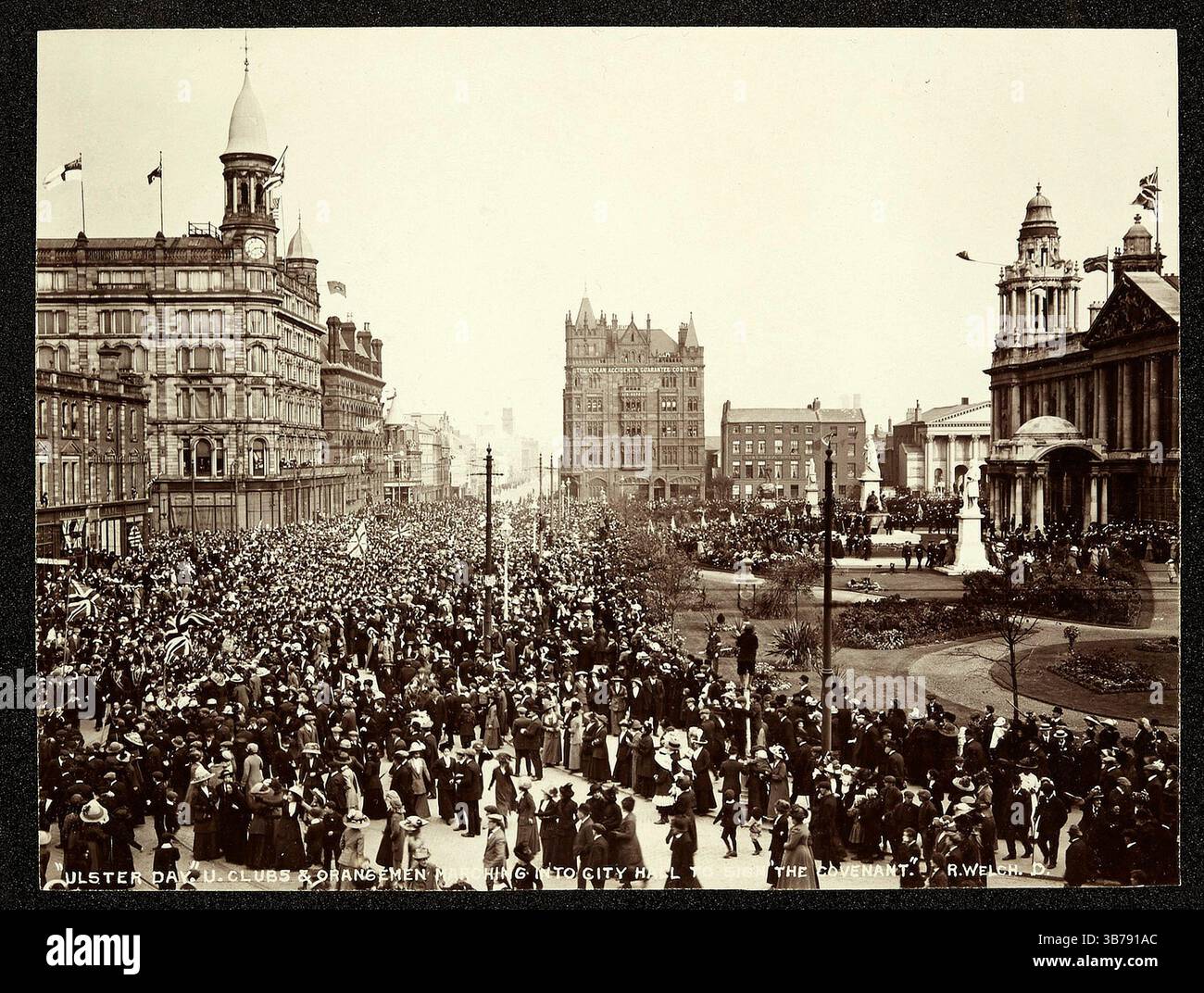 Fotografia intitolata Ulster Day, Unionist Clubs & Orangemen che marciano nel municipio per firmare il Covenant, Belfast, 1912. L'Ulster Covenant è stato emesso in protesta contro il terzo Home Rule Bill nel settembre 1912. La Solemn League and Covenant dell'Ulster, comunemente nota come Ulster Covenant, fu firmata da quasi 500.000 persone il 28 settembre 1912, in segno di protesta contro il terzo Home Rule Bill introdotto dal governo britannico nello stesso anno. Third Home Rule Bill, era una legge approvata dal Parlamento del Regno Unito che aveva lo scopo di fornire un'autogoverno all'interno dell'unità Foto Stock