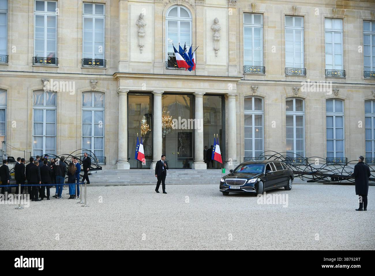 Parigi, Francia. 5 maggio 2025. Riunione bilaterale del Presidente Emmanuel Macron con Gurbanguly BERDYMOUHAMEDOV, leader nazionale del popolo turkmeno e presidente del Consiglio popolare del Turkmenistan presso l'Elysee Palace di Parigi il 5 maggio 2025. (Foto di Lionel Urman/Sipa USA) credito: SIPA USA/Alamy Live News Foto Stock