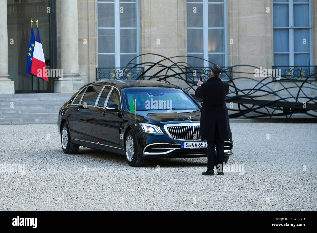 Parigi, Francia. 5 maggio 2025. Riunione bilaterale del Presidente Emmanuel Macron con Gurbanguly BERDYMOUHAMEDOV, leader nazionale del popolo turkmeno e presidente del Consiglio popolare del Turkmenistan presso l'Elysee Palace di Parigi il 5 maggio 2025. (Foto di Lionel Urman/Sipa USA) credito: SIPA USA/Alamy Live News Foto Stock