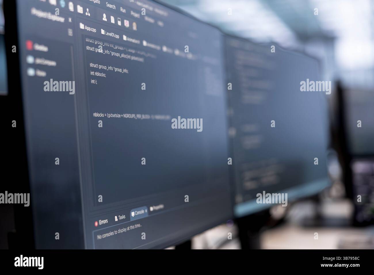 Primo piano dei computer del data center che eseguono test diagnostici e utilità di controllo degli errori per identificare e risolvere i problemi software. Software per PC utilizzato per monitorare i sistemi critici Foto Stock