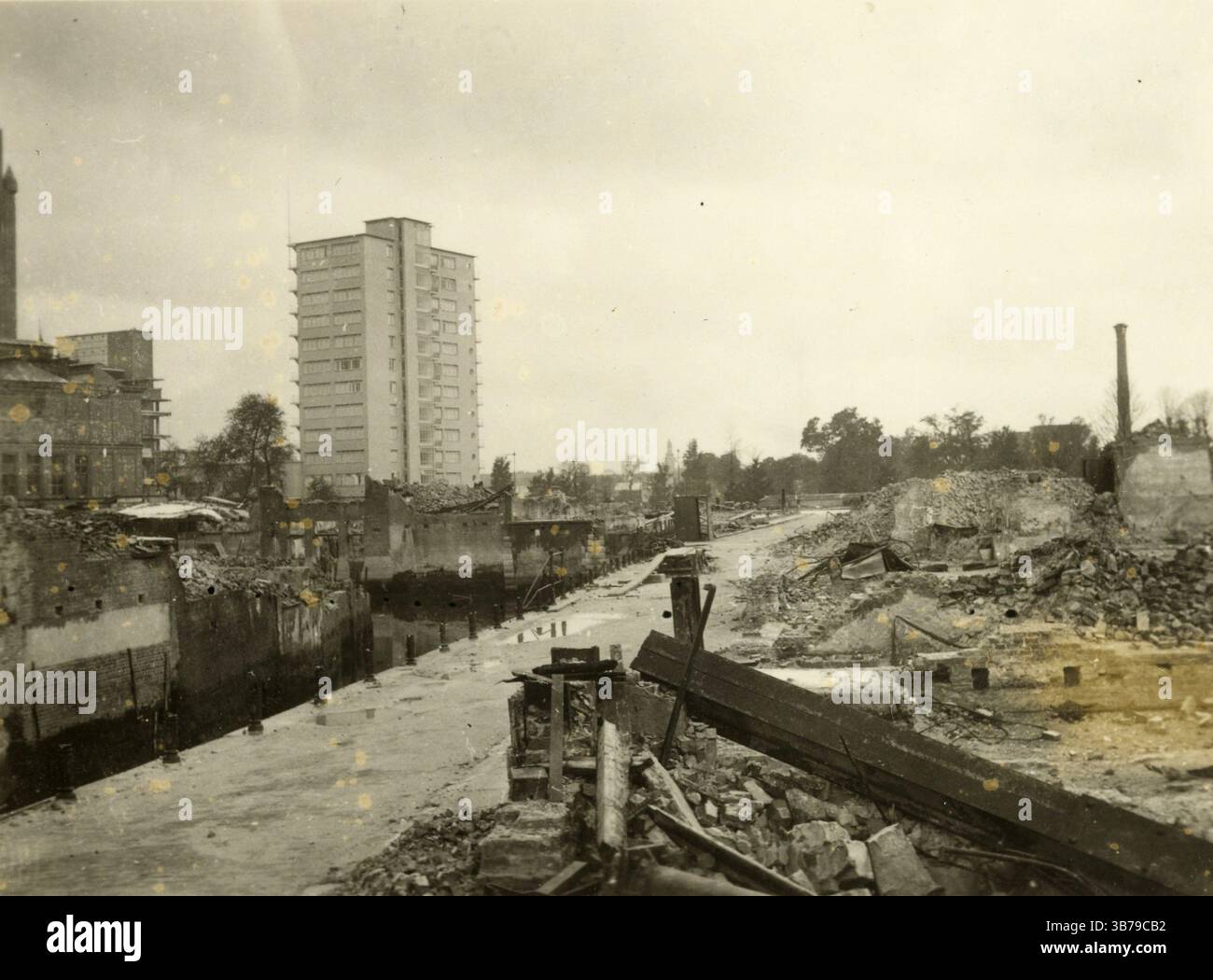 n 1940, Rotterdam fu sottoposta a pesanti bombardamenti aerei da parte della Luftwaffe durante l'invasione tedesca dei Paesi Bassi durante la seconda guerra mondiale. L'obiettivo era quello di sostenere le truppe tedesche che combattevano in città, rompere la resistenza olandese e costringere l'esercito olandese ad arrendersi. I bombardamenti iniziarono all'inizio delle ostilità il 10 maggio e culminarono con la distruzione dell'intero centro storico della città il 14 maggio. Foto Stock