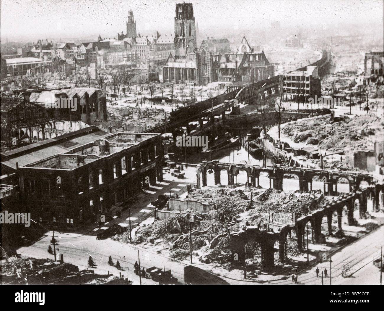 n 1940, Rotterdam fu sottoposta a pesanti bombardamenti aerei da parte della Luftwaffe durante l'invasione tedesca dei Paesi Bassi durante la seconda guerra mondiale. L'obiettivo era quello di sostenere le truppe tedesche che combattevano in città, rompere la resistenza olandese e costringere l'esercito olandese ad arrendersi. I bombardamenti iniziarono all'inizio delle ostilità il 10 maggio e culminarono con la distruzione dell'intero centro storico della città il 14 maggio. Foto Stock
