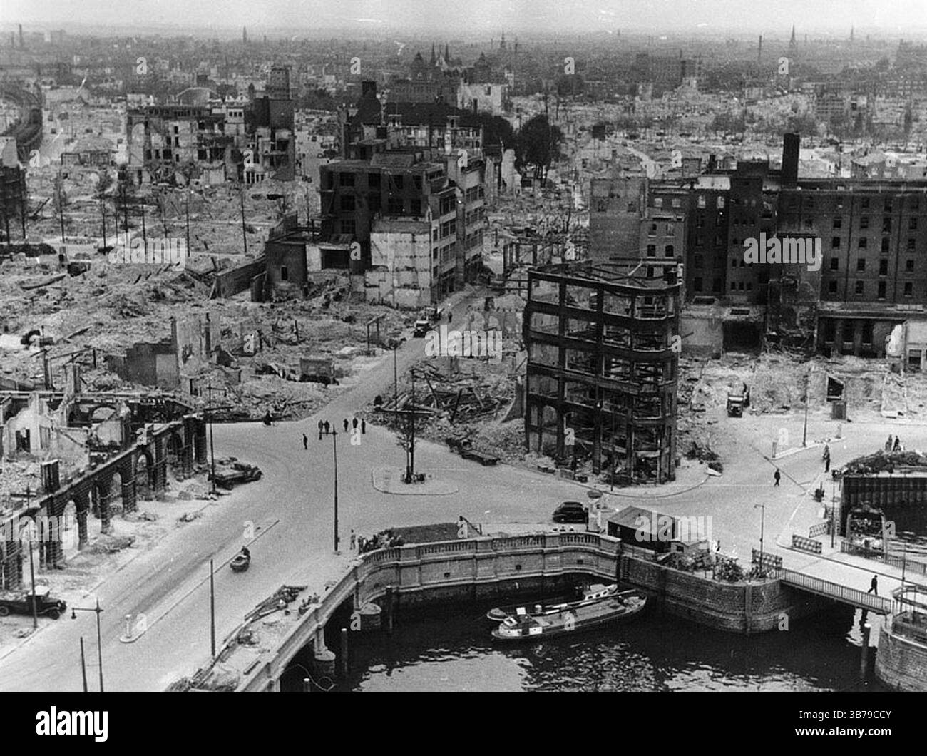 Nel 1940, Rotterdam fu sottoposta a pesanti bombardamenti aerei da parte della Luftwaffe durante l'invasione tedesca dei Paesi Bassi durante la seconda guerra mondiale. L'obiettivo era quello di sostenere le truppe tedesche che combattevano in città, rompere la resistenza olandese e costringere l'esercito olandese ad arrendersi. I bombardamenti iniziarono all'inizio delle ostilità il 10 maggio e culminarono con la distruzione dell'intero centro storico della città il 14 maggio. Foto Stock
