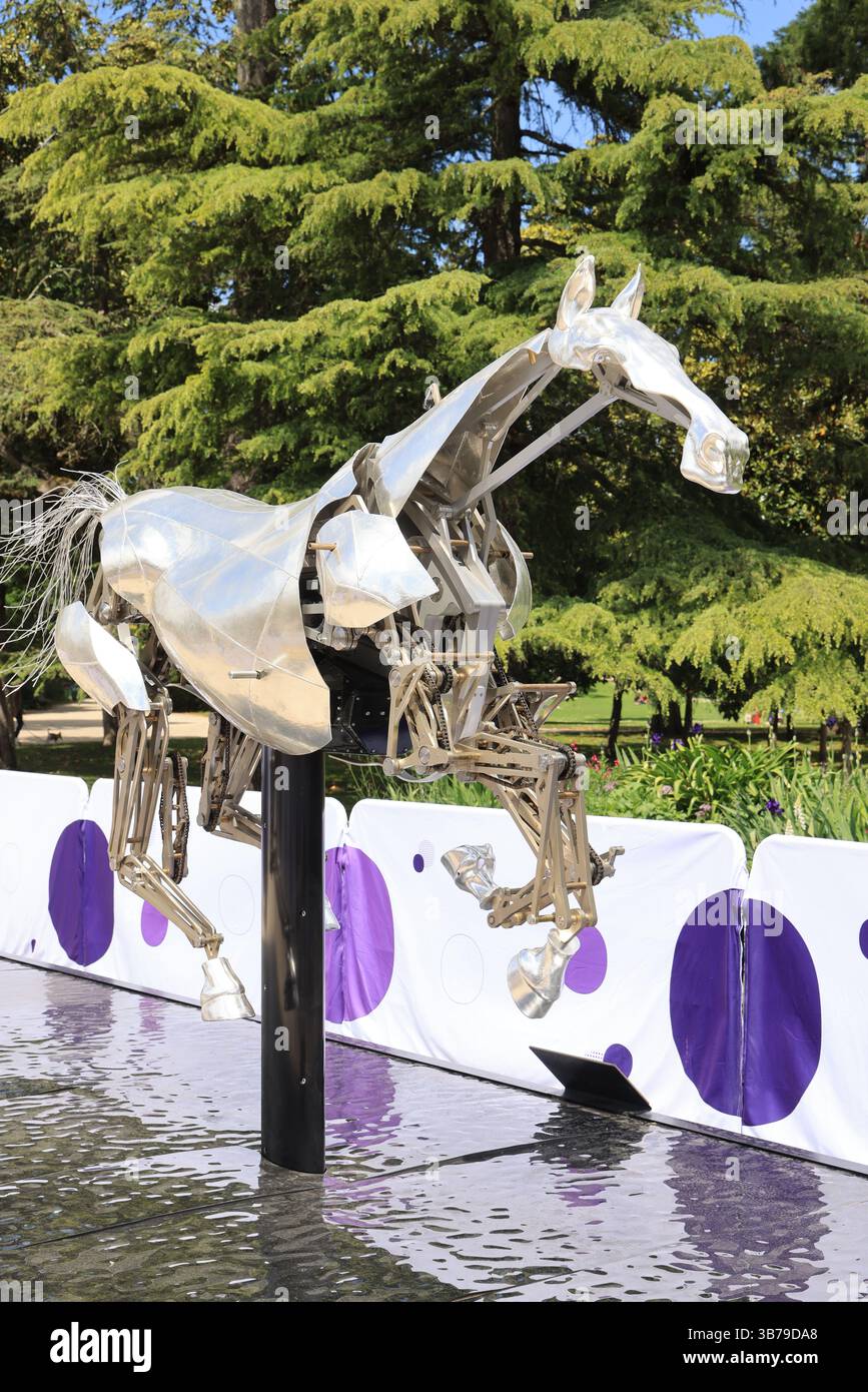 Mostra a Bordeaux di Zeus, il Cavallo metallico che ha galoppato sulla Senna durante la cerimonia di apertura dei Giochi Olimpici di Parigi 2024. Foto Stock